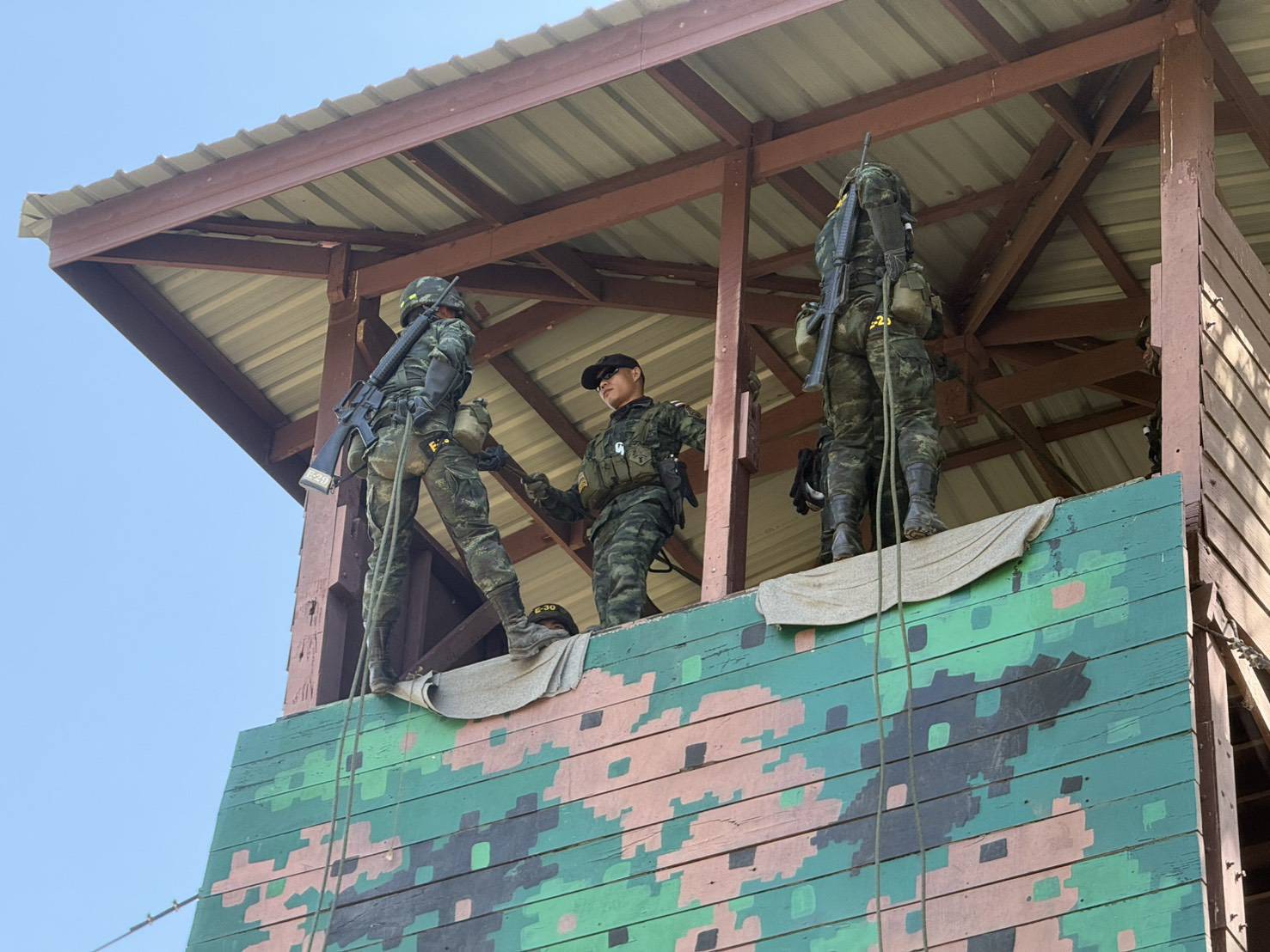 16 ม.ค. – 26 มี.ค. 69 /RangerCourse/
นนร.ชั้นปีที่ 4 รุ่นที่ 74 การฝึกหลักสูตรการรบแบบจู่โจม รุ่นที่ 143 (นนร.) ทำการฝึกตามรายภาค ดังนี้
1. ภาคที่ตั้ง/ป่าราบ 
2. ภาคการรบในสิ่งปลูกสร้าง 
3. ภาคป่าที่ลุ่ม 
4. ภาคป่าภูเขา 
5. เวลาเบ็ดเตล็ด