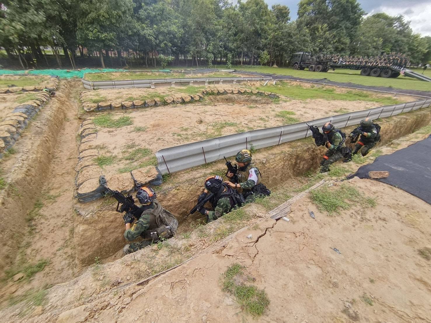 17 ส.ค. - 4 ก.ย. 69 / Students5VisitsAndPractical69 /การศึกษาดูงาน และฝึกปฏิบัติหน้าที่ในหน่วยทหาร ของนักเรียนนายร้อยชั้นปีที่ 5 ประจำปีการศึกษา 2569 เพื่อเป็นการเพิ่มพูนความรู้ด้านกิจการทหาร ภารกิจ การจัด การปฏิบัติงานของหน่วยต่างๆ การศึกษาสภาพภูมิประเทศ ความเป็นอยู่สถานการณ์ตามแนวชายแดนของประเทศ และเสริมสร้างประสบการณ์ก่อนที่นักเรียนนายร้อยจะสำเร็จการศึกษาออกไปรับราชการเป็นนายทหารสัญญาบัตรต่อไป โดยมีกำหนดศึกษาและดูงาน ตั้งแต่วันที่ 17 ส.ค. - 4 ก.ย. 69