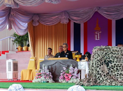 เมื่อวันที่ 17 มี.ค. 69 พล.อ.หญิง สมเด็จพระกนิษฐาธิราชเจ้า กรมสมเด็จพระเทพรัตนราชสุดาฯ สยามบรมราชกุมารี เสด็จพระราชดำเนินทอดพระเนตรการฝึกภาคสนาม วิชาการฝึกปืนใหญ่สนาม และปืนใหญ่ต่อสู้อากาศยาน ของ นนร.ชั้นปีที่ 2 รุ่นที่ 76 ประจำปีการศึกษา 2568 ณ พลับพลาเขาพุโลน ศูนย์การทหารปืนใหญ่ จังหวัดลพบุรี ทั้งภาคทฤษฎี และภาคปฏิบัติในวิชาปืนใหญ่สนาม รวมถึงวิชาป้องกันภัยทางอากาศของทหารปืนใหญ่ต่อสู้อากาศยาน ได้แก่ การจัดกำลัง การควบคุมบังคับบัญชา การใช้อาวุธ และการปฏิบัติการยิงด้วยกระสุนจริง รวมไปถึงการแสดงยุทโธปกรณ์ของเหล่าทหารปืนใหญ่ และการปฏิบัติการยิงด้วยกระสุนจริงของนักเรียนนายร้อย ซึ่งเป็นการฝึกสำคัญในการบูรณาการความรู้ด้านยุทธวิธี การควบคุมบังคับบัญชา และการปฏิบัติของทหารปืนใหญ่ในสถานการณ์เสมือนจริง