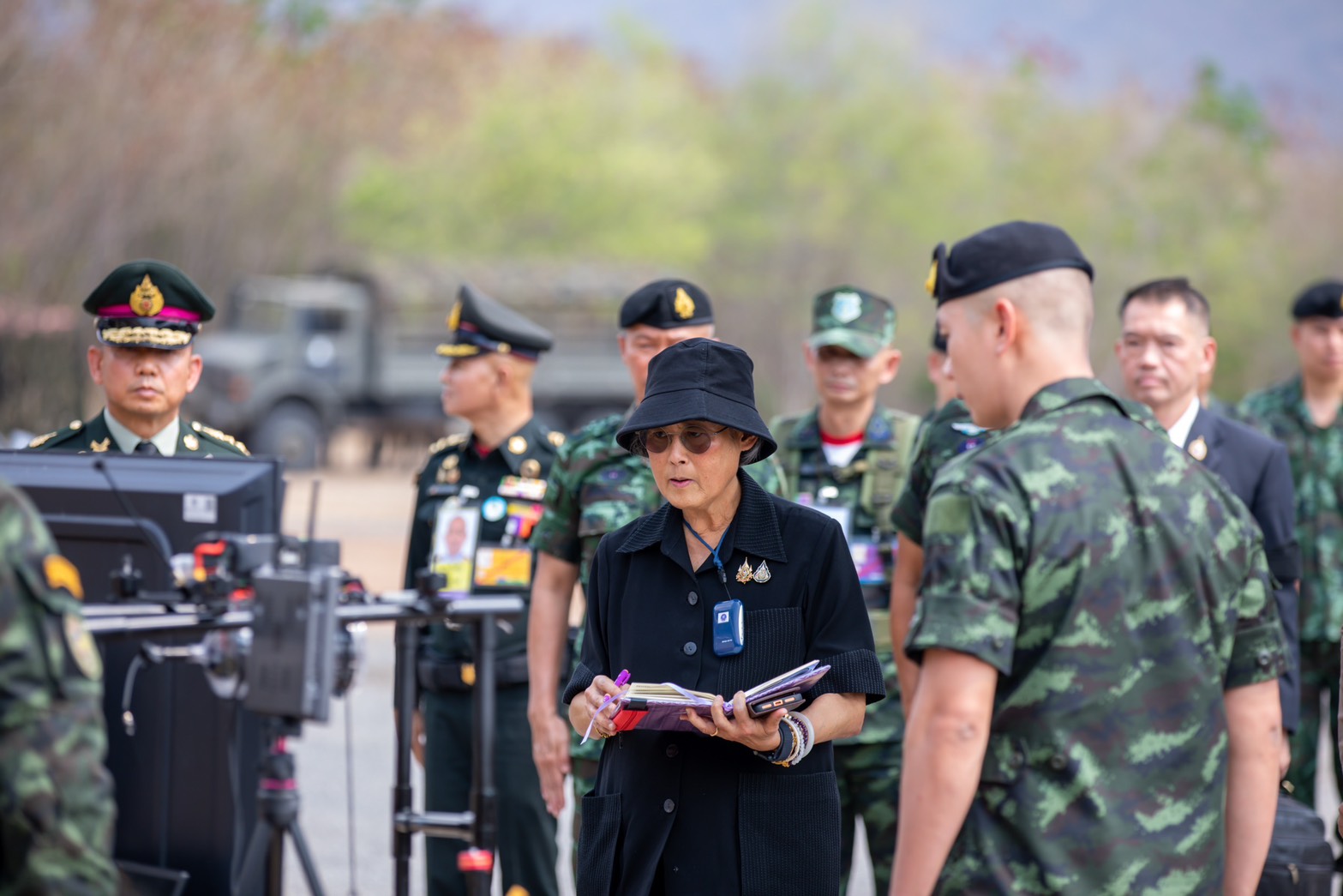 เมื่อวันที่ 17 มี.ค. 69 พล.อ.หญิง สมเด็จพระกนิษฐาธิราชเจ้า กรมสมเด็จพระเทพรัตนราชสุดาฯ สยามบรมราชกุมารี เสด็จพระราชดำเนินทอดพระเนตรการฝึกภาคสนาม วิชาการฝึกปืนใหญ่สนาม และปืนใหญ่ต่อสู้อากาศยาน ของ นนร.ชั้นปีที่ 2 รุ่นที่ 76 ประจำปีการศึกษา 2568 ณ พลับพลาเขาพุโลน ศูนย์การทหารปืนใหญ่ จังหวัดลพบุรี ทั้งภาคทฤษฎี และภาคปฏิบัติในวิชาปืนใหญ่สนาม รวมถึงวิชาป้องกันภัยทางอากาศของทหารปืนใหญ่ต่อสู้อากาศยาน ได้แก่ การจัดกำลัง การควบคุมบังคับบัญชา การใช้อาวุธ และการปฏิบัติการยิงด้วยกระสุนจริง รวมไปถึงการแสดงยุทโธปกรณ์ของเหล่าทหารปืนใหญ่ และการปฏิบัติการยิงด้วยกระสุนจริงของนักเรียนนายร้อย ซึ่งเป็นการฝึกสำคัญในการบูรณาการความรู้ด้านยุทธวิธี การควบคุมบังคับบัญชา และการปฏิบัติของทหารปืนใหญ่ในสถานการณ์เสมือนจริง