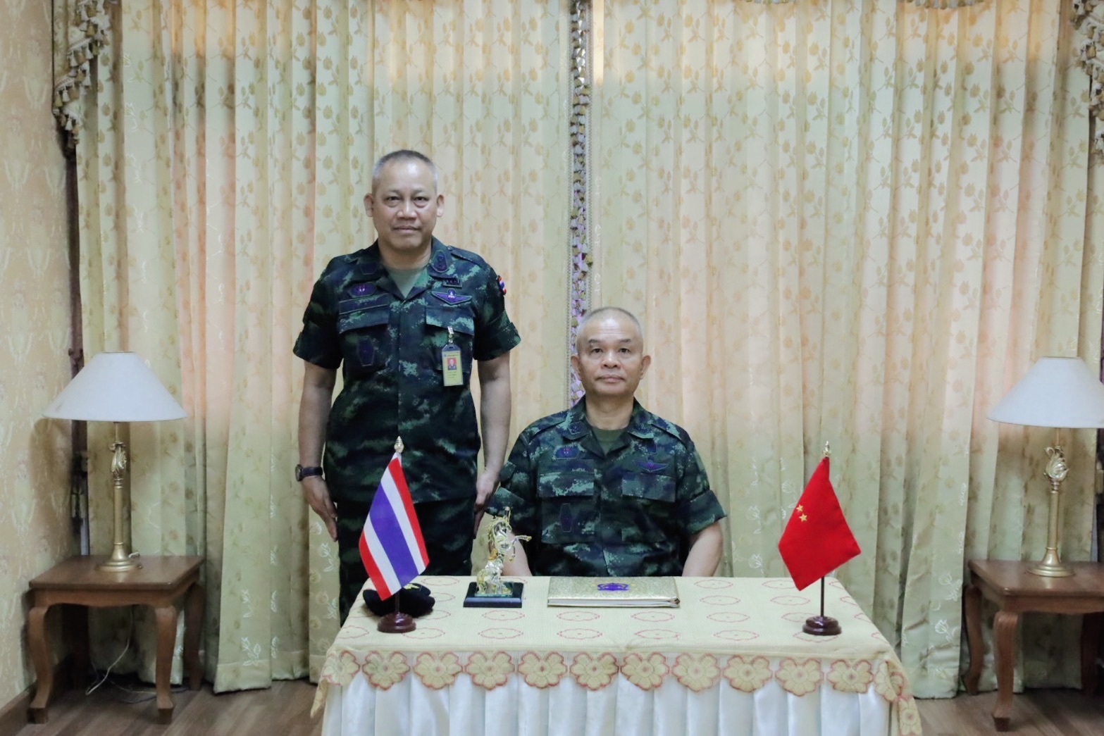 เมื่อ วันที่ 26 มี.ค. 69 เวลา 09.00 น. พล.ต. ศรัณย์ภัทร  พลศรี ผู้อำนวยการส่วนวิชาทหาร โรงเรียนนายร้อยพระจุลจอมเกล้า ผู้แทนผู้บัญชาการโรงเรียนนายร้อยพระจุลจอมเกล้า พร้อมคณะ เดินทางไปตรวจเยี่ยมการฝึกภาคสนาม วิชาการฝึกทางยุทธวิธีทหารม้าระดับหมวด ของ นนร.ชั้นปีที่ 3 รุ่นที่ 75 ณ ศูนย์การทหารม้า จังหวัดสระบุรี โดยมีสถานีการฝึก ดังนี้
สถานีที่ 1 การฝึกทางยุทธวิธีทหารม้ารถถัง
สถานีที่ 2 การฝึกทางยุทธวิธีทหารม้าบรรทุกยานเกราะ
สถานีที่ 3 การฝึกทางยุทธวิธีทหารม้าลาดตระเวน