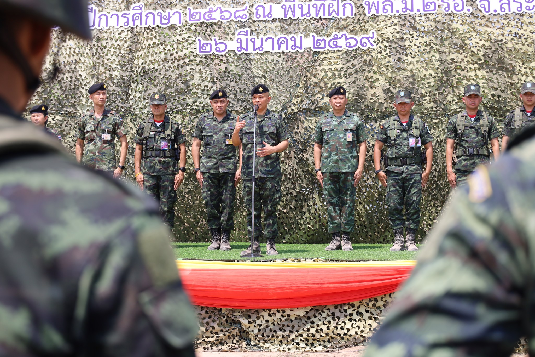 เมื่อ วันที่ 26 มี.ค. 69 เวลา 09.00 น. พล.ต. ศรัณย์ภัทร  พลศรี ผู้อำนวยการส่วนวิชาทหาร โรงเรียนนายร้อยพระจุลจอมเกล้า ผู้แทนผู้บัญชาการโรงเรียนนายร้อยพระจุลจอมเกล้า พร้อมคณะ เดินทางไปตรวจเยี่ยมการฝึกภาคสนาม วิชาการฝึกทางยุทธวิธีทหารม้าระดับหมวด ของ นนร.ชั้นปีที่ 3 รุ่นที่ 75 ณ ศูนย์การทหารม้า จังหวัดสระบุรี โดยมีสถานีการฝึก ดังนี้
สถานีที่ 1 การฝึกทางยุทธวิธีทหารม้ารถถัง
สถานีที่ 2 การฝึกทางยุทธวิธีทหารม้าบรรทุกยานเกราะ
สถานีที่ 3 การฝึกทางยุทธวิธีทหารม้าลาดตระเวน