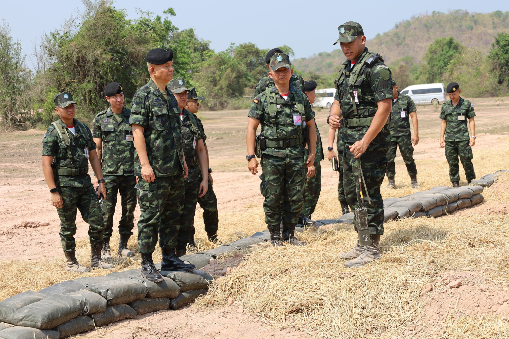 เมื่อ วันที่ 26 มี.ค. 69 เวลา 09.00 น. พล.ต. ศรัณย์ภัทร  พลศรี ผู้อำนวยการส่วนวิชาทหาร โรงเรียนนายร้อยพระจุลจอมเกล้า ผู้แทนผู้บัญชาการโรงเรียนนายร้อยพระจุลจอมเกล้า พร้อมคณะ เดินทางไปตรวจเยี่ยมการฝึกภาคสนาม วิชาการฝึกทางยุทธวิธีทหารม้าระดับหมวด ของ นนร.ชั้นปีที่ 3 รุ่นที่ 75 ณ ศูนย์การทหารม้า จังหวัดสระบุรี โดยมีสถานีการฝึก ดังนี้
สถานีที่ 1 การฝึกทางยุทธวิธีทหารม้ารถถัง
สถานีที่ 2 การฝึกทางยุทธวิธีทหารม้าบรรทุกยานเกราะ
สถานีที่ 3 การฝึกทางยุทธวิธีทหารม้าลาดตระเวน