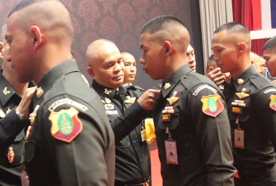 วันที่ 30 มี.ค. 69/BadgeToPinCadet2569/
พิธีเลื่อนชั้นการศึกษาและประดับเครื่องหมายนักเรียนผู้บังคับบัญชา ให้แก่ นนร. ชั้นปีที่ 1 - 5 ประจำปีการศึกษา 2569
เมื่อ วันที่ 30 มี.ค. 69 เวลา 09.00 น. โรงเรียนนายร้อยพระจุลจอมเกล้า กำหนดจัดพิธีเลื่อนชั้นการศึกษาและประดับเครื่องหมายนักเรียนผู้บังคับบัญชา ให้แก่ นักเรียนนายร้อยชั้นปีที่ 1 – 5 ประจำปีการศึกษา2569 ณ หอประชุม โรงเรียนนายร้อยพระจุลจอมเกล้า โดยมี ผู้บัญชาการ โรงเรียนนายร้อยพระจุลจอมเกล้า เป็นประธานในพิธี