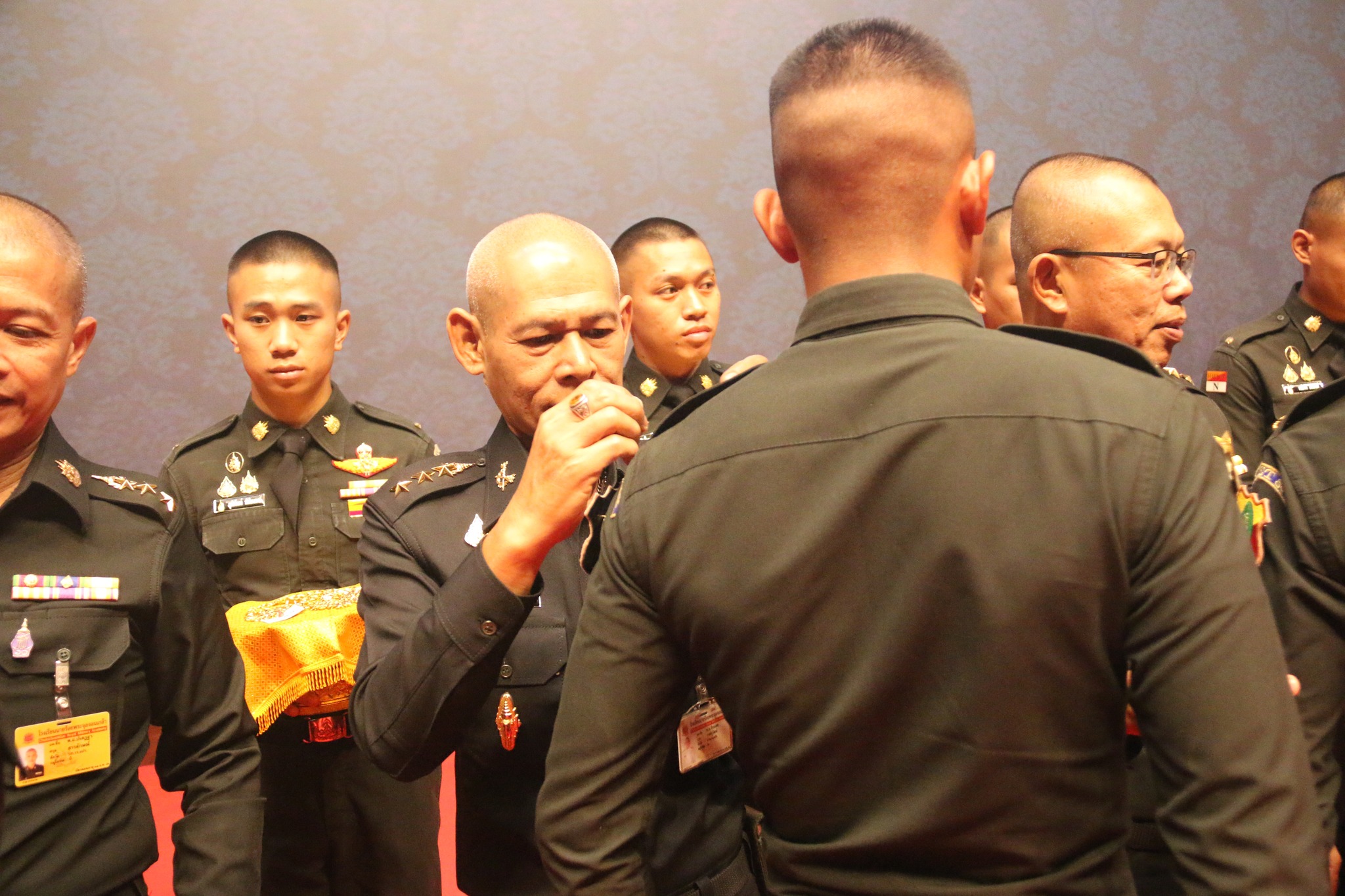 วันที่ 30 มี.ค. 69/BadgeToPinCadet2569/
พิธีเลื่อนชั้นการศึกษาและประดับเครื่องหมายนักเรียนผู้บังคับบัญชา ให้แก่ นนร. ชั้นปีที่ 1 - 5 ประจำปีการศึกษา 2569
เมื่อ วันที่ 30 มี.ค. 69 เวลา 09.00 น. โรงเรียนนายร้อยพระจุลจอมเกล้า กำหนดจัดพิธีเลื่อนชั้นการศึกษาและประดับเครื่องหมายนักเรียนผู้บังคับบัญชา ให้แก่ นักเรียนนายร้อยชั้นปีที่ 1 – 5 ประจำปีการศึกษา2569 ณ หอประชุม โรงเรียนนายร้อยพระจุลจอมเกล้า โดยมี ผู้บัญชาการ โรงเรียนนายร้อยพระจุลจอมเกล้า เป็นประธานในพิธี