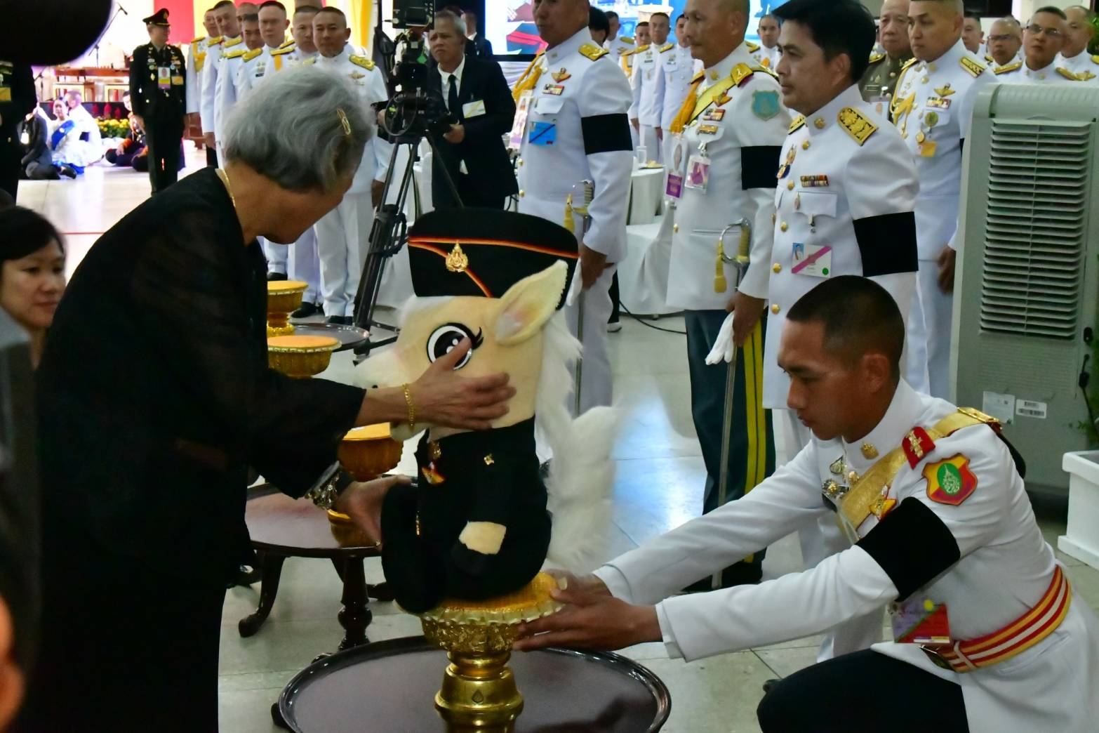 พิธีถวายพระพรชัยมงคลฯ และงานเลี้ยงปิดภาคการฝึกของ นนร. ประจำปีการศึกษา 2568
เมื่อ วันที่ 31 มี.ค. 69 เวลา 17.00  ณ โรงเลี้ยง นนร.
พลเอกหญิง สมเด็จพระกนิษฐาธิราชเจ้า กรมสมเด็จพระเทพรัตนราชสุดาฯ สยามบรมราชกุมารี เสด็จฯ ทรงร่วมงานเลี้ยงปิดภาคการฝึกของนักเรียนนายร้อย โรงเรียนนายร้อยพระจุลจอมเกล้า ประจำปีการศึกษา 2568
โอกาสนี้ทรงร่วมกิจกรรมของนักเรียนนายร้อย ที่นำความรู้จากการเรียน และประสบการณ์จากการฝึกภาคสนาม มาสร้างสรรค์ในรูปแบบเกมส์ที่สนุกและเข้าใจง่าย พร้อมทั้งการจัดงานเลี้ยงปิดภาคเรียนครั้งนี้ เพื่อถวายพระพรชัยมงคล พลเอกหญิง สมเด็จพระกนิษฐาธิราชเจ้า กรมสมเด็จพระเทพรัตนราชสุดาฯ สยามบรมราชกุมารี เนื่องในโอกาสวันคล้ายวันพระราชสมภพ 2 เมษายน 2569 รวมไปถึงให้นักเรียนนายร้อยได้พบปะสังสรรค์หลังสำเร็จการฝึกและศึกษา ณ ศูนย์การทหาร และหน่วยต่างๆตลอดทั้งปี