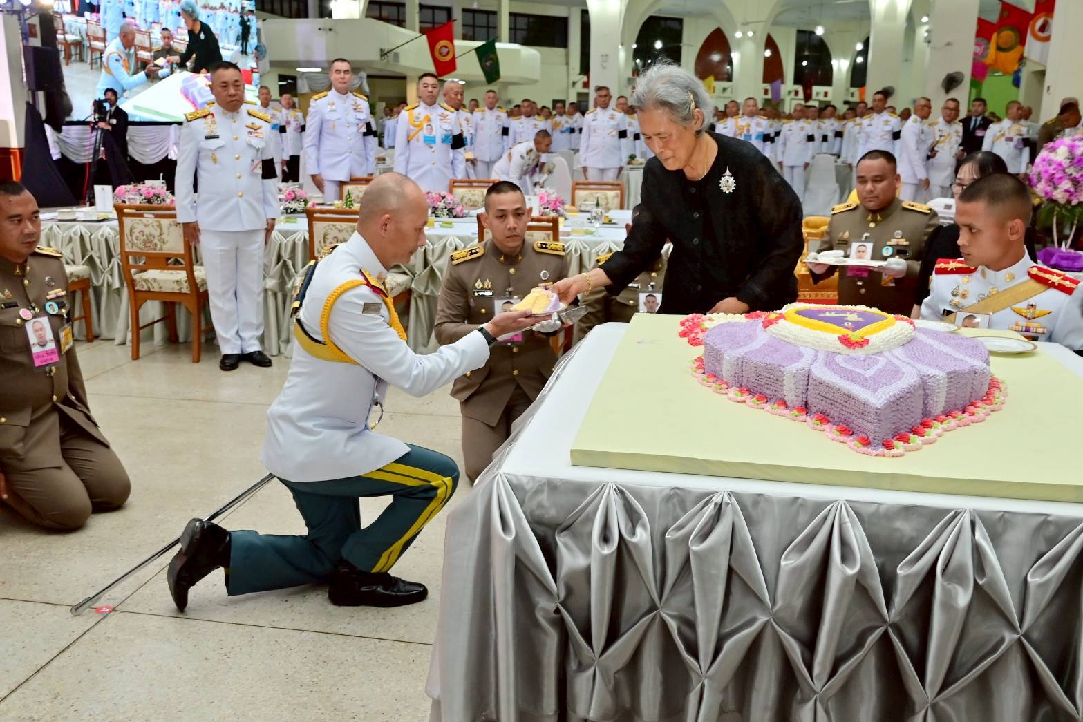 พิธีถวายพระพรชัยมงคลฯ และงานเลี้ยงปิดภาคการฝึกของ นนร. ประจำปีการศึกษา 2568
เมื่อ วันที่ 31 มี.ค. 69 เวลา 17.00  ณ โรงเลี้ยง นนร.
พลเอกหญิง สมเด็จพระกนิษฐาธิราชเจ้า กรมสมเด็จพระเทพรัตนราชสุดาฯ สยามบรมราชกุมารี เสด็จฯ ทรงร่วมงานเลี้ยงปิดภาคการฝึกของนักเรียนนายร้อย โรงเรียนนายร้อยพระจุลจอมเกล้า ประจำปีการศึกษา 2568
โอกาสนี้ทรงร่วมกิจกรรมของนักเรียนนายร้อย ที่นำความรู้จากการเรียน และประสบการณ์จากการฝึกภาคสนาม มาสร้างสรรค์ในรูปแบบเกมส์ที่สนุกและเข้าใจง่าย พร้อมทั้งการจัดงานเลี้ยงปิดภาคเรียนครั้งนี้ เพื่อถวายพระพรชัยมงคล พลเอกหญิง สมเด็จพระกนิษฐาธิราชเจ้า กรมสมเด็จพระเทพรัตนราชสุดาฯ สยามบรมราชกุมารี เนื่องในโอกาสวันคล้ายวันพระราชสมภพ 2 เมษายน 2569 รวมไปถึงให้นักเรียนนายร้อยได้พบปะสังสรรค์หลังสำเร็จการฝึกและศึกษา ณ ศูนย์การทหาร และหน่วยต่างๆตลอดทั้งปี