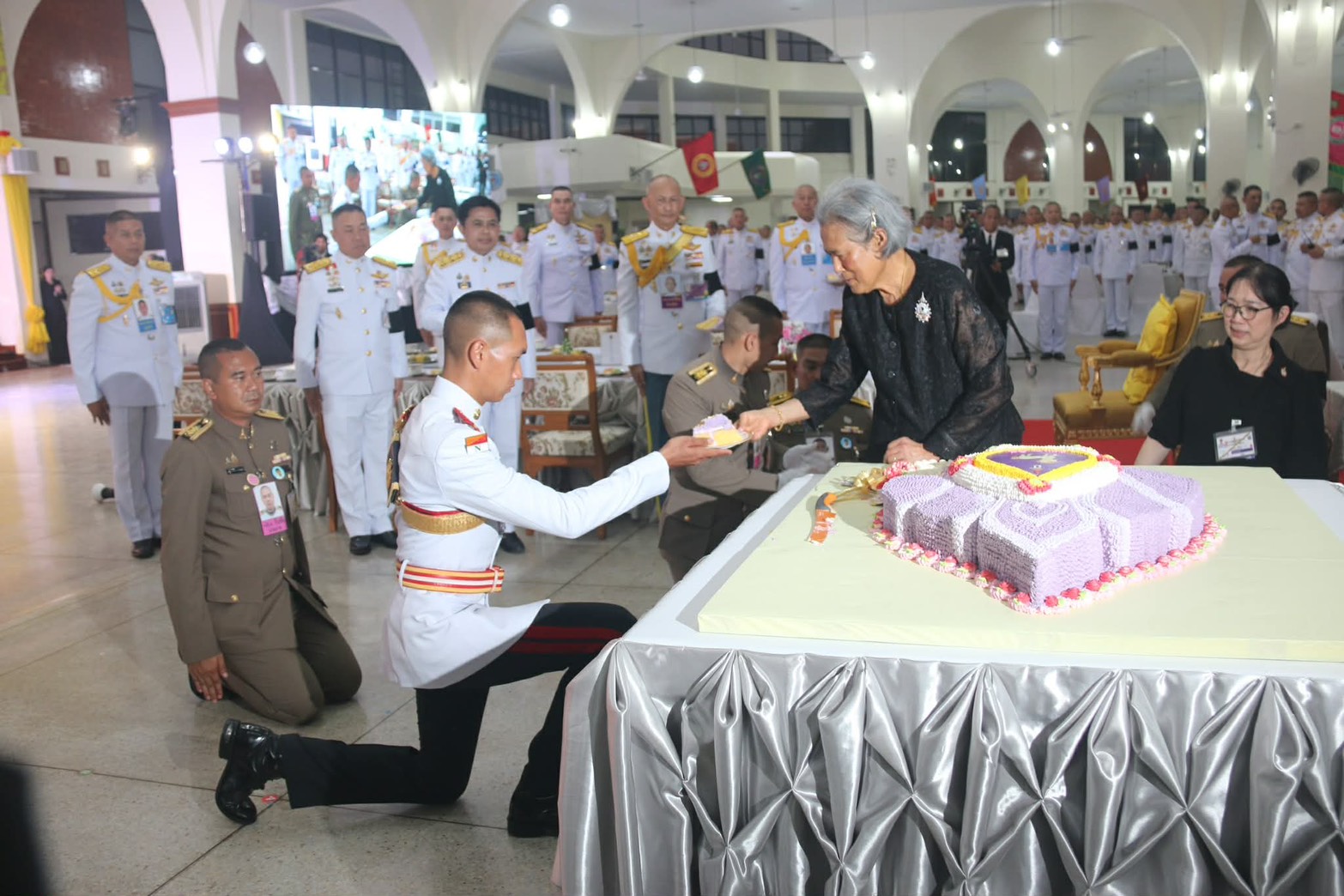 พิธีถวายพระพรชัยมงคลฯ และงานเลี้ยงปิดภาคการฝึกของ นนร. ประจำปีการศึกษา 2568
เมื่อ วันที่ 31 มี.ค. 69 เวลา 17.00  ณ โรงเลี้ยง นนร.
พลเอกหญิง สมเด็จพระกนิษฐาธิราชเจ้า กรมสมเด็จพระเทพรัตนราชสุดาฯ สยามบรมราชกุมารี เสด็จฯ ทรงร่วมงานเลี้ยงปิดภาคการฝึกของนักเรียนนายร้อย โรงเรียนนายร้อยพระจุลจอมเกล้า ประจำปีการศึกษา 2568
โอกาสนี้ทรงร่วมกิจกรรมของนักเรียนนายร้อย ที่นำความรู้จากการเรียน และประสบการณ์จากการฝึกภาคสนาม มาสร้างสรรค์ในรูปแบบเกมส์ที่สนุกและเข้าใจง่าย พร้อมทั้งการจัดงานเลี้ยงปิดภาคเรียนครั้งนี้ เพื่อถวายพระพรชัยมงคล พลเอกหญิง สมเด็จพระกนิษฐาธิราชเจ้า กรมสมเด็จพระเทพรัตนราชสุดาฯ สยามบรมราชกุมารี เนื่องในโอกาสวันคล้ายวันพระราชสมภพ 2 เมษายน 2569 รวมไปถึงให้นักเรียนนายร้อยได้พบปะสังสรรค์หลังสำเร็จการฝึกและศึกษา ณ ศูนย์การทหาร และหน่วยต่างๆตลอดทั้งปี