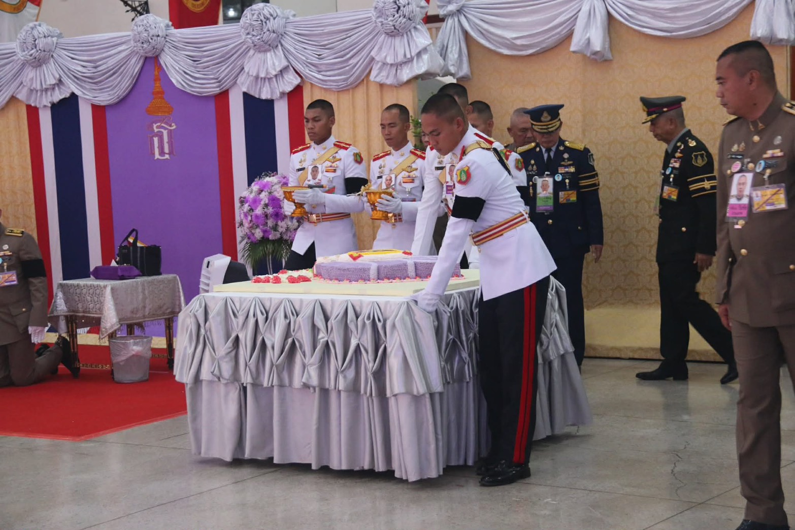 พิธีถวายพระพรชัยมงคลฯ และงานเลี้ยงปิดภาคการฝึกของ นนร. ประจำปีการศึกษา 2568
เมื่อ วันที่ 31 มี.ค. 69 เวลา 17.00  ณ โรงเลี้ยง นนร.
พลเอกหญิง สมเด็จพระกนิษฐาธิราชเจ้า กรมสมเด็จพระเทพรัตนราชสุดาฯ สยามบรมราชกุมารี เสด็จฯ ทรงร่วมงานเลี้ยงปิดภาคการฝึกของนักเรียนนายร้อย โรงเรียนนายร้อยพระจุลจอมเกล้า ประจำปีการศึกษา 2568
โอกาสนี้ทรงร่วมกิจกรรมของนักเรียนนายร้อย ที่นำความรู้จากการเรียน และประสบการณ์จากการฝึกภาคสนาม มาสร้างสรรค์ในรูปแบบเกมส์ที่สนุกและเข้าใจง่าย พร้อมทั้งการจัดงานเลี้ยงปิดภาคเรียนครั้งนี้ เพื่อถวายพระพรชัยมงคล พลเอกหญิง สมเด็จพระกนิษฐาธิราชเจ้า กรมสมเด็จพระเทพรัตนราชสุดาฯ สยามบรมราชกุมารี เนื่องในโอกาสวันคล้ายวันพระราชสมภพ 2 เมษายน 2569 รวมไปถึงให้นักเรียนนายร้อยได้พบปะสังสรรค์หลังสำเร็จการฝึกและศึกษา ณ ศูนย์การทหาร และหน่วยต่างๆตลอดทั้งปี