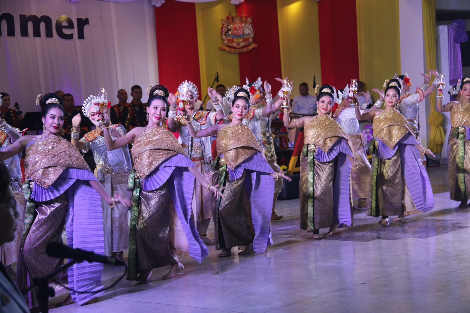 พิธีถวายพระพรชัยมงคลฯ และงานเลี้ยงปิดภาคการฝึกของ นนร. ประจำปีการศึกษา 2568
เมื่อ วันที่ 31 มี.ค. 69 เวลา 17.00  ณ โรงเลี้ยง นนร.
พลเอกหญิง สมเด็จพระกนิษฐาธิราชเจ้า กรมสมเด็จพระเทพรัตนราชสุดาฯ สยามบรมราชกุมารี เสด็จฯ ทรงร่วมงานเลี้ยงปิดภาคการฝึกของนักเรียนนายร้อย โรงเรียนนายร้อยพระจุลจอมเกล้า ประจำปีการศึกษา 2568
โอกาสนี้ทรงร่วมกิจกรรมของนักเรียนนายร้อย ที่นำความรู้จากการเรียน และประสบการณ์จากการฝึกภาคสนาม มาสร้างสรรค์ในรูปแบบเกมส์ที่สนุกและเข้าใจง่าย พร้อมทั้งการจัดงานเลี้ยงปิดภาคเรียนครั้งนี้ เพื่อถวายพระพรชัยมงคล พลเอกหญิง สมเด็จพระกนิษฐาธิราชเจ้า กรมสมเด็จพระเทพรัตนราชสุดาฯ สยามบรมราชกุมารี เนื่องในโอกาสวันคล้ายวันพระราชสมภพ 2 เมษายน 2569 รวมไปถึงให้นักเรียนนายร้อยได้พบปะสังสรรค์หลังสำเร็จการฝึกและศึกษา ณ ศูนย์การทหาร และหน่วยต่างๆตลอดทั้งปี