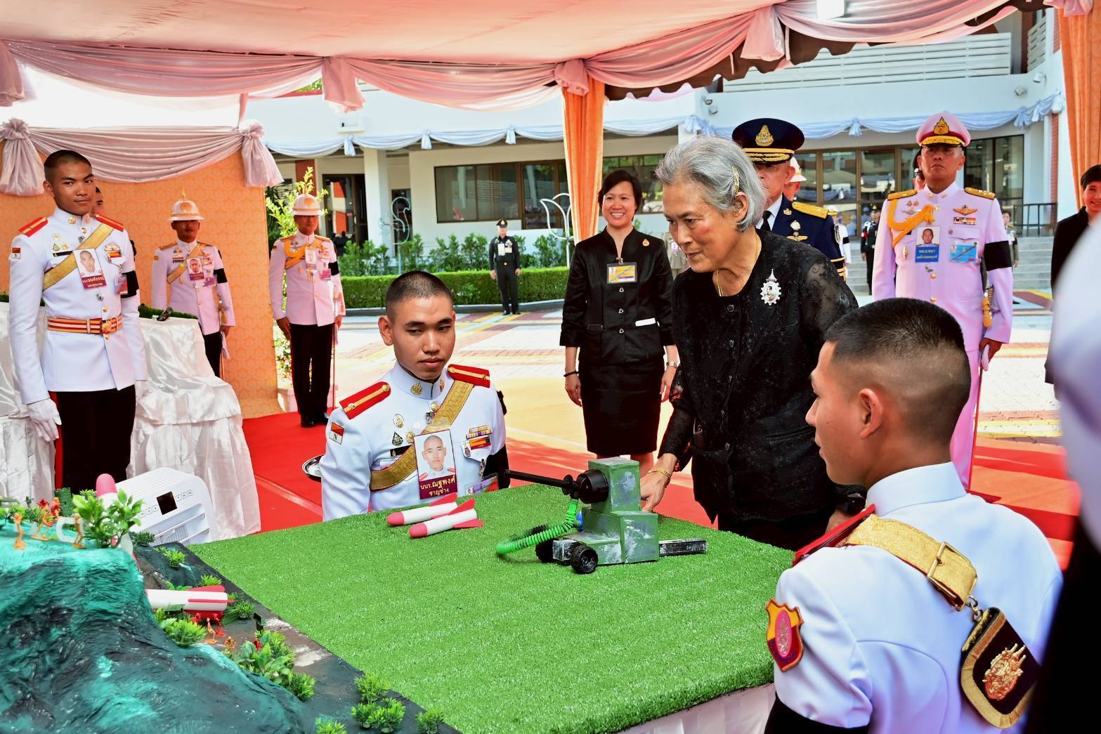 พิธีถวายพระพรชัยมงคลฯ และงานเลี้ยงปิดภาคการฝึกของ นนร. ประจำปีการศึกษา 2568
เมื่อ วันที่ 31 มี.ค. 69 เวลา 17.00  ณ โรงเลี้ยง นนร.
พลเอกหญิง สมเด็จพระกนิษฐาธิราชเจ้า กรมสมเด็จพระเทพรัตนราชสุดาฯ สยามบรมราชกุมารี เสด็จฯ ทรงร่วมงานเลี้ยงปิดภาคการฝึกของนักเรียนนายร้อย โรงเรียนนายร้อยพระจุลจอมเกล้า ประจำปีการศึกษา 2568
โอกาสนี้ทรงร่วมกิจกรรมของนักเรียนนายร้อย ที่นำความรู้จากการเรียน และประสบการณ์จากการฝึกภาคสนาม มาสร้างสรรค์ในรูปแบบเกมส์ที่สนุกและเข้าใจง่าย พร้อมทั้งการจัดงานเลี้ยงปิดภาคเรียนครั้งนี้ เพื่อถวายพระพรชัยมงคล พลเอกหญิง สมเด็จพระกนิษฐาธิราชเจ้า กรมสมเด็จพระเทพรัตนราชสุดาฯ สยามบรมราชกุมารี เนื่องในโอกาสวันคล้ายวันพระราชสมภพ 2 เมษายน 2569 รวมไปถึงให้นักเรียนนายร้อยได้พบปะสังสรรค์หลังสำเร็จการฝึกและศึกษา ณ ศูนย์การทหาร และหน่วยต่างๆตลอดทั้งปี
