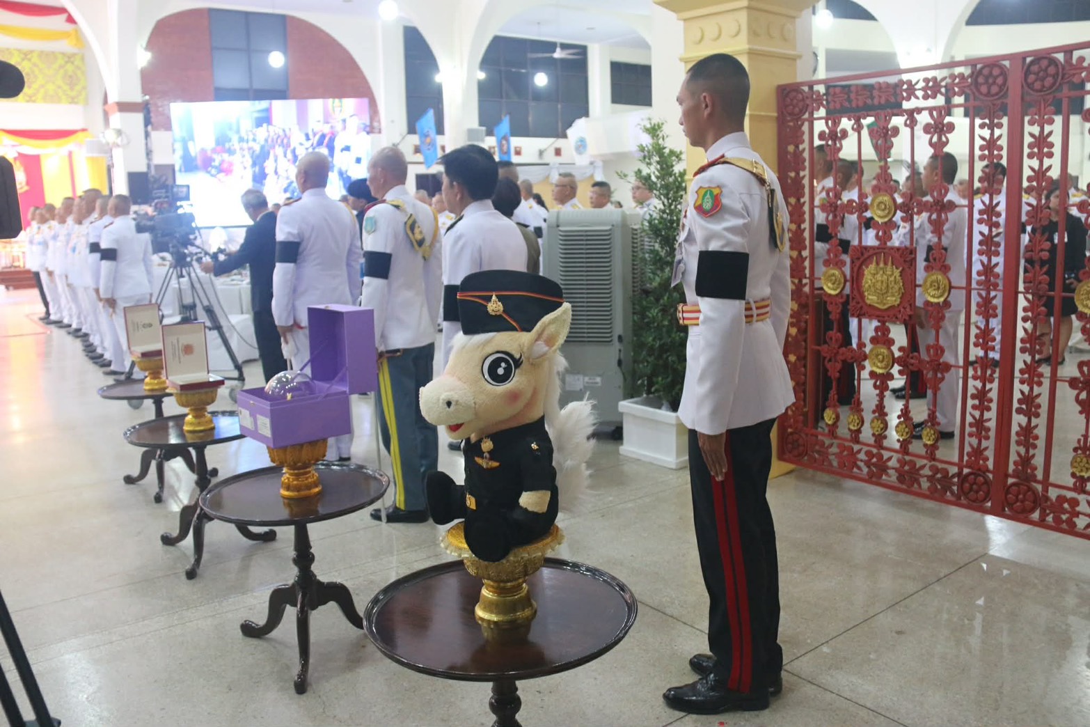 พิธีถวายพระพรชัยมงคลฯ และงานเลี้ยงปิดภาคการฝึกของ นนร. ประจำปีการศึกษา 2568
เมื่อ วันที่ 31 มี.ค. 69 เวลา 17.00  ณ โรงเลี้ยง นนร.
พลเอกหญิง สมเด็จพระกนิษฐาธิราชเจ้า กรมสมเด็จพระเทพรัตนราชสุดาฯ สยามบรมราชกุมารี เสด็จฯ ทรงร่วมงานเลี้ยงปิดภาคการฝึกของนักเรียนนายร้อย โรงเรียนนายร้อยพระจุลจอมเกล้า ประจำปีการศึกษา 2568
โอกาสนี้ทรงร่วมกิจกรรมของนักเรียนนายร้อย ที่นำความรู้จากการเรียน และประสบการณ์จากการฝึกภาคสนาม มาสร้างสรรค์ในรูปแบบเกมส์ที่สนุกและเข้าใจง่าย พร้อมทั้งการจัดงานเลี้ยงปิดภาคเรียนครั้งนี้ เพื่อถวายพระพรชัยมงคล พลเอกหญิง สมเด็จพระกนิษฐาธิราชเจ้า กรมสมเด็จพระเทพรัตนราชสุดาฯ สยามบรมราชกุมารี เนื่องในโอกาสวันคล้ายวันพระราชสมภพ 2 เมษายน 2569 รวมไปถึงให้นักเรียนนายร้อยได้พบปะสังสรรค์หลังสำเร็จการฝึกและศึกษา ณ ศูนย์การทหาร และหน่วยต่างๆตลอดทั้งปี