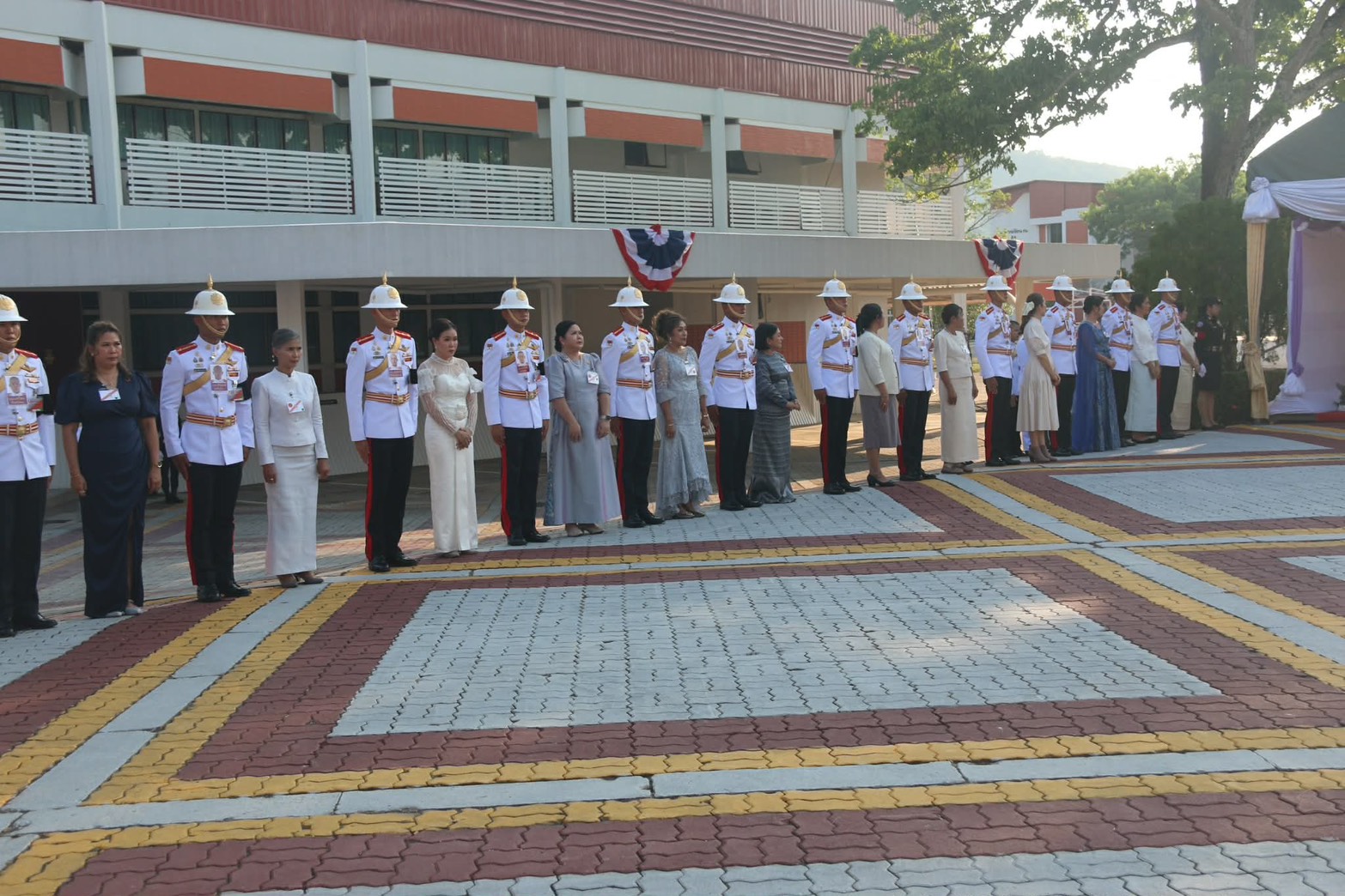 พิธีถวายพระพรชัยมงคลฯ และงานเลี้ยงปิดภาคการฝึกของ นนร. ประจำปีการศึกษา 2568
เมื่อ วันที่ 31 มี.ค. 69 เวลา 17.00  ณ โรงเลี้ยง นนร.
พลเอกหญิง สมเด็จพระกนิษฐาธิราชเจ้า กรมสมเด็จพระเทพรัตนราชสุดาฯ สยามบรมราชกุมารี เสด็จฯ ทรงร่วมงานเลี้ยงปิดภาคการฝึกของนักเรียนนายร้อย โรงเรียนนายร้อยพระจุลจอมเกล้า ประจำปีการศึกษา 2568
โอกาสนี้ทรงร่วมกิจกรรมของนักเรียนนายร้อย ที่นำความรู้จากการเรียน และประสบการณ์จากการฝึกภาคสนาม มาสร้างสรรค์ในรูปแบบเกมส์ที่สนุกและเข้าใจง่าย พร้อมทั้งการจัดงานเลี้ยงปิดภาคเรียนครั้งนี้ เพื่อถวายพระพรชัยมงคล พลเอกหญิง สมเด็จพระกนิษฐาธิราชเจ้า กรมสมเด็จพระเทพรัตนราชสุดาฯ สยามบรมราชกุมารี เนื่องในโอกาสวันคล้ายวันพระราชสมภพ 2 เมษายน 2569 รวมไปถึงให้นักเรียนนายร้อยได้พบปะสังสรรค์หลังสำเร็จการฝึกและศึกษา ณ ศูนย์การทหาร และหน่วยต่างๆตลอดทั้งปี