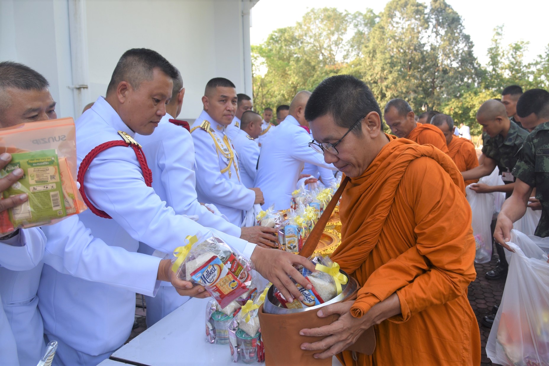 วันที่ 1 เม.ย. 69 /905MakeMeritHBD
กิจกรรมเฉลิมพระเกียรติ พลเอกหญิง สมเด็จพระกนิษฐาธิราชเจ้า กรมสมเด็จพระเทพรัตนราชสุดาฯ สยามบรมราชกุมารี เนื่องในโอกาสวันคล้ายวันพระราชสมภพ 2 เมษายน 2569
เมื่อ วันที่ 1 เม.ย. 69 เวลา 07.00 น. โรงเรียนนายร้อยพระจุลจอมเกล้า จัดกิจกรรมเฉลิมพระเกียรติ พลเอกหญิง สมเด็จพระกนิษฐาธิราชเจ้า กรมสมเด็จพระเทพรัตนราชสุดาฯ สยามบรมราชกุมารี โดยมีพิธีถวายพระพร ถวายราชสักการะ การเจริญพระพุทธมนต์ และทำบุญตักบาตรพระสงฆ์ ถวายเป็นพระราชกุศล เนื่องในโอกาสวันคล้ายวันพระราชสมภพ 2 เมษายน 2569 ณ พุทธศาสนสถาน รร.จปร.