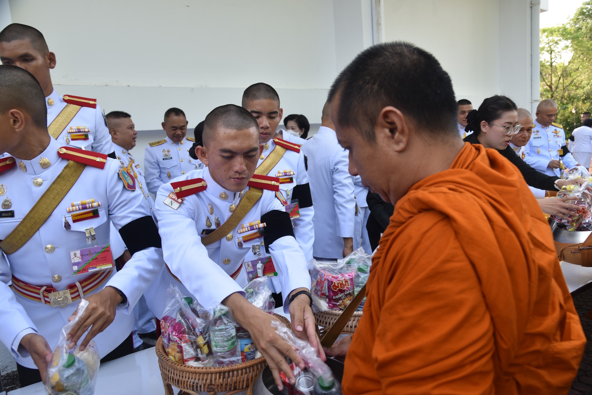 วันที่ 1 เม.ย. 69 /905MakeMeritHBD
กิจกรรมเฉลิมพระเกียรติ พลเอกหญิง สมเด็จพระกนิษฐาธิราชเจ้า กรมสมเด็จพระเทพรัตนราชสุดาฯ สยามบรมราชกุมารี เนื่องในโอกาสวันคล้ายวันพระราชสมภพ 2 เมษายน 2569
เมื่อ วันที่ 1 เม.ย. 69 เวลา 07.00 น. โรงเรียนนายร้อยพระจุลจอมเกล้า จัดกิจกรรมเฉลิมพระเกียรติ พลเอกหญิง สมเด็จพระกนิษฐาธิราชเจ้า กรมสมเด็จพระเทพรัตนราชสุดาฯ สยามบรมราชกุมารี โดยมีพิธีถวายพระพร ถวายราชสักการะ การเจริญพระพุทธมนต์ และทำบุญตักบาตรพระสงฆ์ ถวายเป็นพระราชกุศล เนื่องในโอกาสวันคล้ายวันพระราชสมภพ 2 เมษายน 2569 ณ พุทธศาสนสถาน รร.จปร.