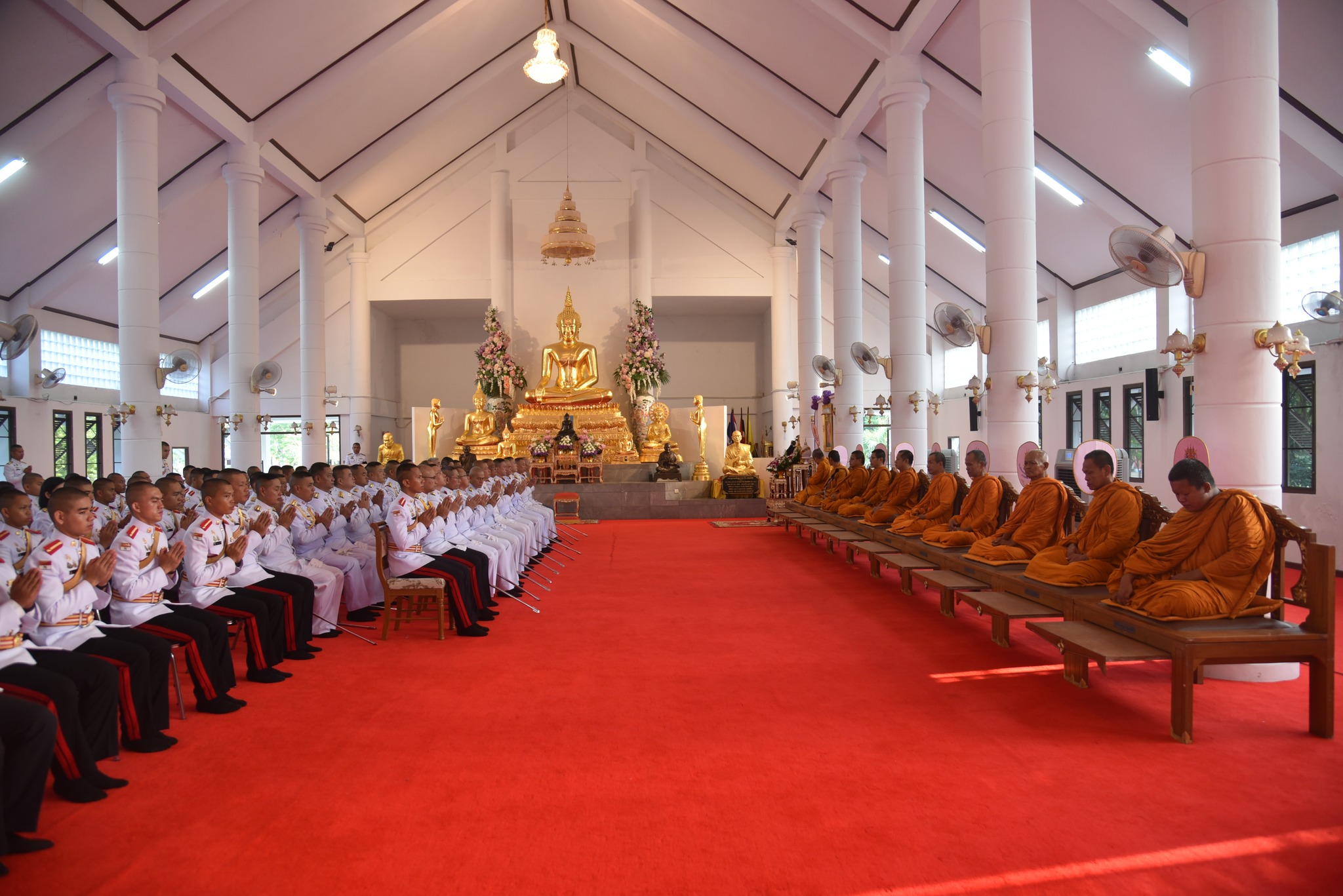 วันที่ 1 เม.ย. 69 /905MakeMeritHBD
กิจกรรมเฉลิมพระเกียรติ พลเอกหญิง สมเด็จพระกนิษฐาธิราชเจ้า กรมสมเด็จพระเทพรัตนราชสุดาฯ สยามบรมราชกุมารี เนื่องในโอกาสวันคล้ายวันพระราชสมภพ 2 เมษายน 2569
เมื่อ วันที่ 1 เม.ย. 69 เวลา 07.00 น. โรงเรียนนายร้อยพระจุลจอมเกล้า จัดกิจกรรมเฉลิมพระเกียรติ พลเอกหญิง สมเด็จพระกนิษฐาธิราชเจ้า กรมสมเด็จพระเทพรัตนราชสุดาฯ สยามบรมราชกุมารี โดยมีพิธีถวายพระพร ถวายราชสักการะ การเจริญพระพุทธมนต์ และทำบุญตักบาตรพระสงฆ์ ถวายเป็นพระราชกุศล เนื่องในโอกาสวันคล้ายวันพระราชสมภพ 2 เมษายน 2569 ณ พุทธศาสนสถาน รร.จปร.