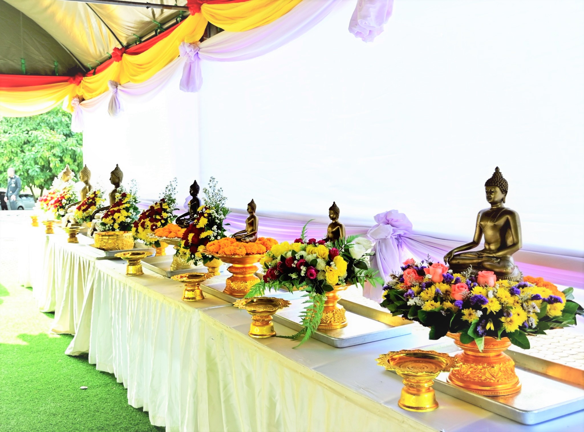 วันที่ 7 เม.ย. 69 /songkran2569
กิจกรรมสรงน้ำพระพุทธรูป และสรงน้ำพระสงฆ์ เพื่อสืบสานประเพณีสงกรานต์ไทย เนื่องในโอกาสเทศกาลสงกรานต์ ประจำปี 2569

เมื่อ วันที่ 7 เม.ย. 69 เวลา 08.00 น. พลตรี ศรัณย์ภัทร พลศรี ผู้อำนวยการ ส่วนวิชาทหาร โรงเรียนนายร้อยพระจุลจอมเกล้า นำกำลังพลฯ เข้าร่วมจัดกิจกรรม สรงน้ำพระพุทธรูป และสรงน้ำพระสงฆ์ เพื่อความเป็นสิริมงคลแก่กำลังพล และครอบครัว เนื่องในโอกาสเทศกาลวันสงกรานต์ ประจำปี 2569 ณ พุทธศาสนสถาน โรงเรียนนายร้อยพระจุลจอมเกล้า โดยมี พลโท อาจิณ ปัทมจิตร ผู้บัญชาการโรงเรียนนายร้อยพระจุลจอมเกล้า เป็นประธานในพิธี