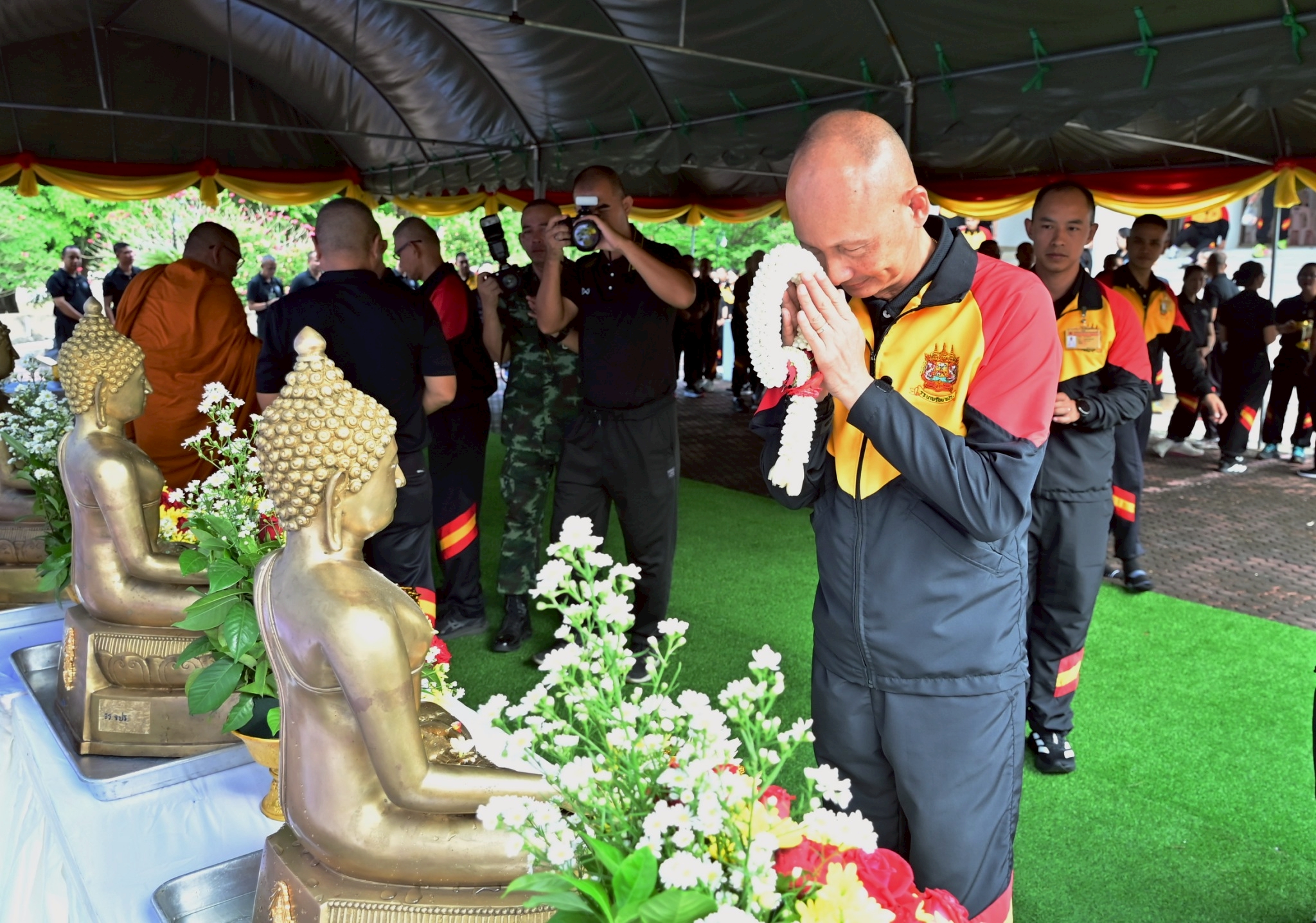 วันที่ 7 เม.ย. 69 /songkran2569
กิจกรรมสรงน้ำพระพุทธรูป และสรงน้ำพระสงฆ์ เพื่อสืบสานประเพณีสงกรานต์ไทย เนื่องในโอกาสเทศกาลสงกรานต์ ประจำปี 2569

เมื่อ วันที่ 7 เม.ย. 69 เวลา 08.00 น. พลตรี ศรัณย์ภัทร พลศรี ผู้อำนวยการ ส่วนวิชาทหาร โรงเรียนนายร้อยพระจุลจอมเกล้า นำกำลังพลฯ เข้าร่วมจัดกิจกรรม สรงน้ำพระพุทธรูป และสรงน้ำพระสงฆ์ เพื่อความเป็นสิริมงคลแก่กำลังพล และครอบครัว เนื่องในโอกาสเทศกาลวันสงกรานต์ ประจำปี 2569 ณ พุทธศาสนสถาน โรงเรียนนายร้อยพระจุลจอมเกล้า โดยมี พลโท อาจิณ ปัทมจิตร ผู้บัญชาการโรงเรียนนายร้อยพระจุลจอมเกล้า เป็นประธานในพิธี