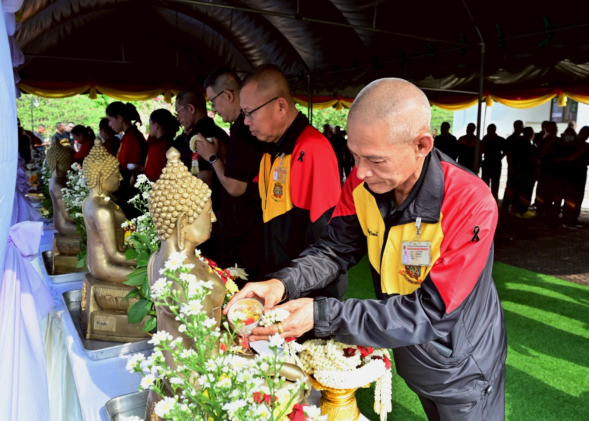 วันที่ 7 เม.ย. 69 /songkran2569
กิจกรรมสรงน้ำพระพุทธรูป และสรงน้ำพระสงฆ์ เพื่อสืบสานประเพณีสงกรานต์ไทย เนื่องในโอกาสเทศกาลสงกรานต์ ประจำปี 2569

เมื่อ วันที่ 7 เม.ย. 69 เวลา 08.00 น. พลตรี ศรัณย์ภัทร พลศรี ผู้อำนวยการ ส่วนวิชาทหาร โรงเรียนนายร้อยพระจุลจอมเกล้า นำกำลังพลฯ เข้าร่วมจัดกิจกรรม สรงน้ำพระพุทธรูป และสรงน้ำพระสงฆ์ เพื่อความเป็นสิริมงคลแก่กำลังพล และครอบครัว เนื่องในโอกาสเทศกาลวันสงกรานต์ ประจำปี 2569 ณ พุทธศาสนสถาน โรงเรียนนายร้อยพระจุลจอมเกล้า โดยมี พลโท อาจิณ ปัทมจิตร ผู้บัญชาการโรงเรียนนายร้อยพระจุลจอมเกล้า เป็นประธานในพิธี