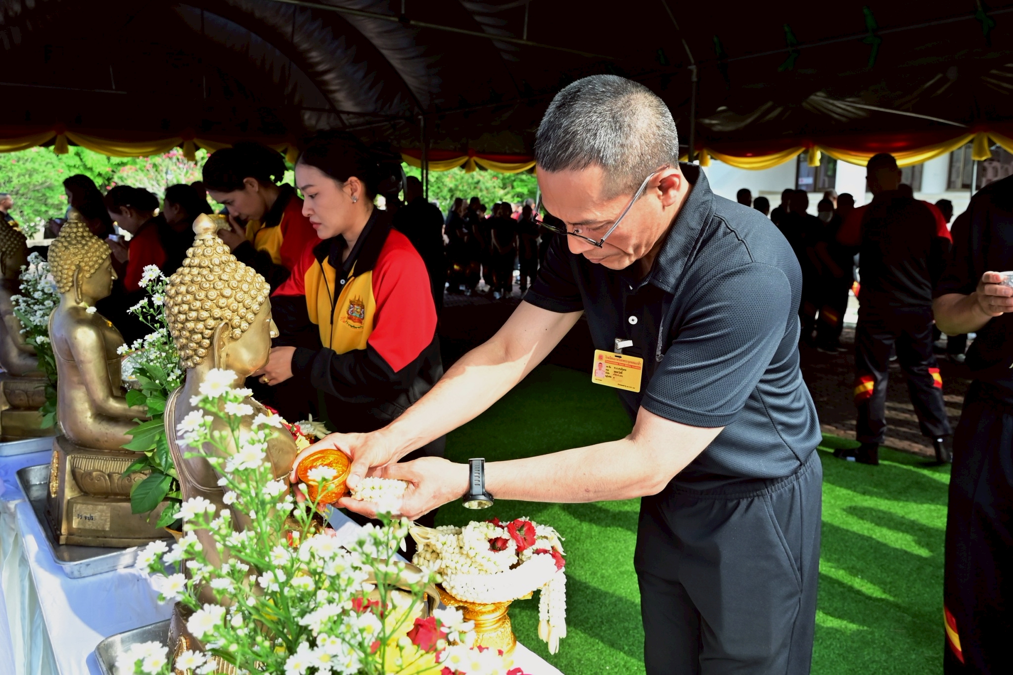 วันที่ 7 เม.ย. 69 /songkran2569
กิจกรรมสรงน้ำพระพุทธรูป และสรงน้ำพระสงฆ์ เพื่อสืบสานประเพณีสงกรานต์ไทย เนื่องในโอกาสเทศกาลสงกรานต์ ประจำปี 2569

เมื่อ วันที่ 7 เม.ย. 69 เวลา 08.00 น. พลตรี ศรัณย์ภัทร พลศรี ผู้อำนวยการ ส่วนวิชาทหาร โรงเรียนนายร้อยพระจุลจอมเกล้า นำกำลังพลฯ เข้าร่วมจัดกิจกรรม สรงน้ำพระพุทธรูป และสรงน้ำพระสงฆ์ เพื่อความเป็นสิริมงคลแก่กำลังพล และครอบครัว เนื่องในโอกาสเทศกาลวันสงกรานต์ ประจำปี 2569 ณ พุทธศาสนสถาน โรงเรียนนายร้อยพระจุลจอมเกล้า โดยมี พลโท อาจิณ ปัทมจิตร ผู้บัญชาการโรงเรียนนายร้อยพระจุลจอมเกล้า เป็นประธานในพิธี