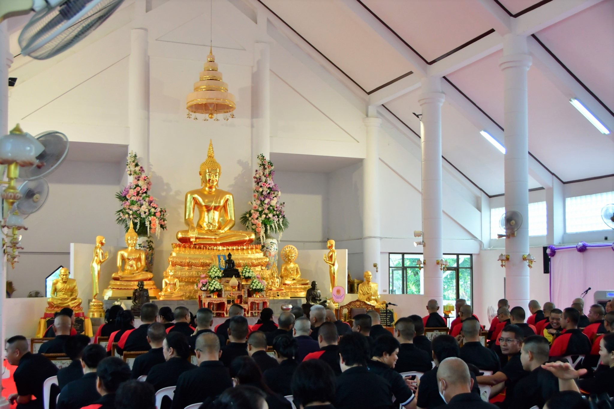 วันที่ 7 เม.ย. 69 /songkran2569
กิจกรรมสรงน้ำพระพุทธรูป และสรงน้ำพระสงฆ์ เพื่อสืบสานประเพณีสงกรานต์ไทย เนื่องในโอกาสเทศกาลสงกรานต์ ประจำปี 2569

เมื่อ วันที่ 7 เม.ย. 69 เวลา 08.00 น. พลตรี ศรัณย์ภัทร พลศรี ผู้อำนวยการ ส่วนวิชาทหาร โรงเรียนนายร้อยพระจุลจอมเกล้า นำกำลังพลฯ เข้าร่วมจัดกิจกรรม สรงน้ำพระพุทธรูป และสรงน้ำพระสงฆ์ เพื่อความเป็นสิริมงคลแก่กำลังพล และครอบครัว เนื่องในโอกาสเทศกาลวันสงกรานต์ ประจำปี 2569 ณ พุทธศาสนสถาน โรงเรียนนายร้อยพระจุลจอมเกล้า โดยมี พลโท อาจิณ ปัทมจิตร ผู้บัญชาการโรงเรียนนายร้อยพระจุลจอมเกล้า เป็นประธานในพิธี