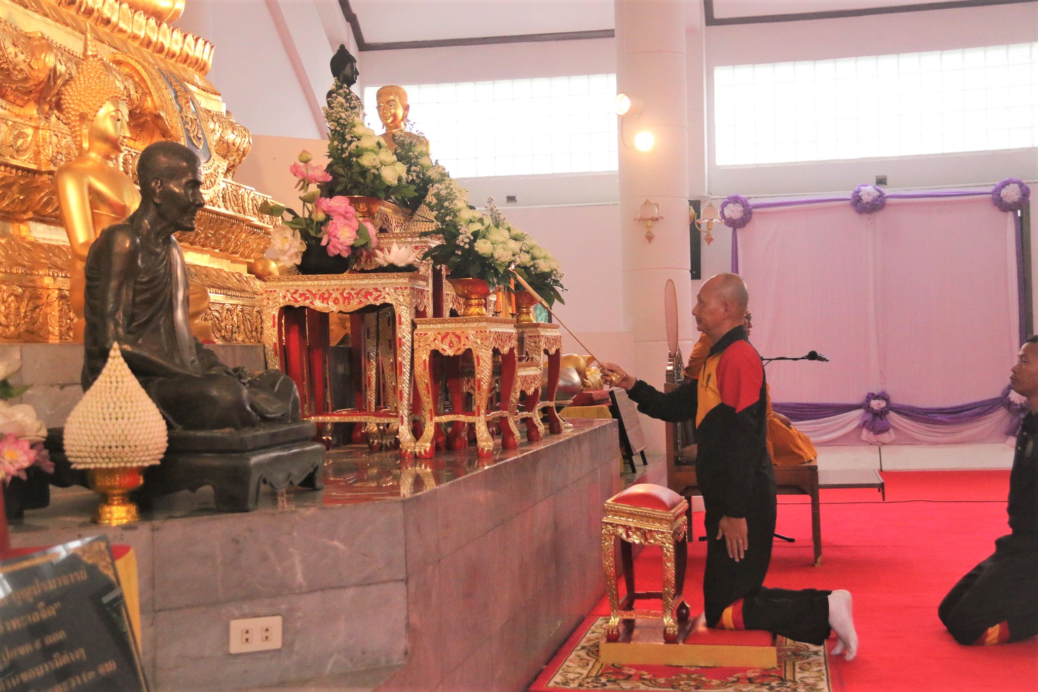 วันที่ 7 เม.ย. 69 /songkran2569
กิจกรรมสรงน้ำพระพุทธรูป และสรงน้ำพระสงฆ์ เพื่อสืบสานประเพณีสงกรานต์ไทย เนื่องในโอกาสเทศกาลสงกรานต์ ประจำปี 2569

เมื่อ วันที่ 7 เม.ย. 69 เวลา 08.00 น. พลตรี ศรัณย์ภัทร พลศรี ผู้อำนวยการ ส่วนวิชาทหาร โรงเรียนนายร้อยพระจุลจอมเกล้า นำกำลังพลฯ เข้าร่วมจัดกิจกรรม สรงน้ำพระพุทธรูป และสรงน้ำพระสงฆ์ เพื่อความเป็นสิริมงคลแก่กำลังพล และครอบครัว เนื่องในโอกาสเทศกาลวันสงกรานต์ ประจำปี 2569 ณ พุทธศาสนสถาน โรงเรียนนายร้อยพระจุลจอมเกล้า โดยมี พลโท อาจิณ ปัทมจิตร ผู้บัญชาการโรงเรียนนายร้อยพระจุลจอมเกล้า เป็นประธานในพิธี