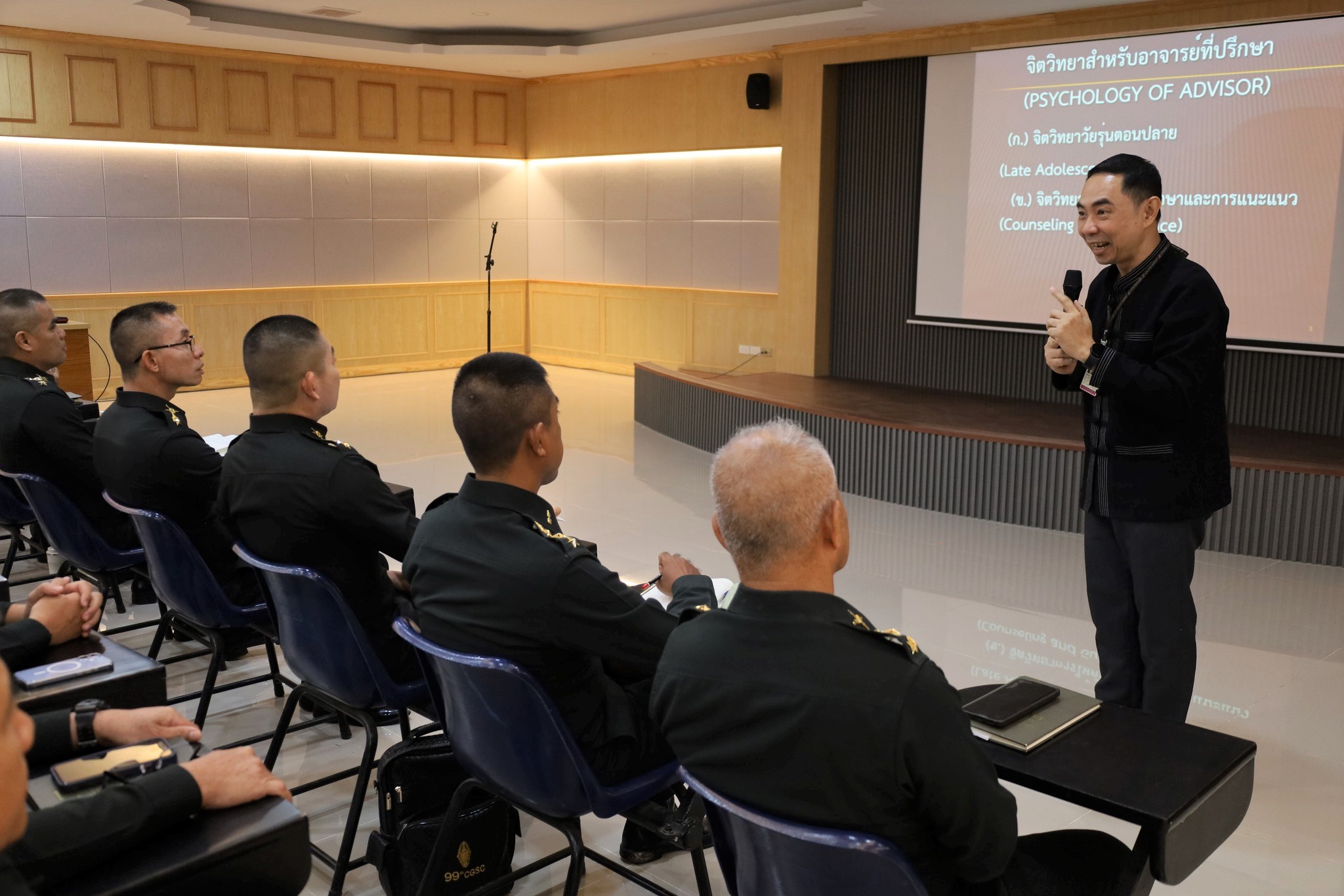วันที่ 9 เม.ย. 69 / AdvisingSystem
การอบรม เรื่อง "การพัฒนาระบบอาจารย์ที่ปรึกษา การให้คำปรึกษา การประเมินผล และความรับผิดชอบต่อคุณภาพบัณฑิต" แก่อาจารย์ที่ปฏิบัติหน้าที่อาจารย์ที่ปรึกษา สวท.รร.จปร.
เมื่อ วันที่ 9 เม.ย. 69 เวลา 09.00 น. คณะกรรมการพัฒนาระบบอาจารย์ที่ปรึกษา ส่วนวิชาทหาร โรงเรียนนายร้อยพระจุลจอมเกล้า ได้จัดการอบรมเรื่องการพัฒนาระบบอาจารย์ที่ปรึกษา, การให้คำปรึกษา, การประเมินผล และความรับผิดชอบต่อคุณภาพบัณฑิต  แก่อาจารย์ที่ปฏิบัติหน้าที่อาจารย์ที่ปรึกษา โดยมีผู้ช่วยศาสตราจารย์ ดร.สฤษดิ์ ศรีโยธิน รองคณบดีฝ่ายวิชาการ คณะมนุษยศาสตร์และสังคมศาสตร์ มหาวิทยาลัยสวนดุสิต เป็นวิทยากรในการอบรมฯ ณ ห้องประชุม ชั้น 3 สวท.รร.จปร. โดยมี พันเอก จิระเดช  วงศสุวัฒน์ รองผู้อำนวยการ ส่วนวิชาทหาร โรงเรียนนายร้อยพระจุลจอมเกล้า เป็นประธานกล่าวเปิดการอบรมฯ และมอบของที่ระลึกให้กับวิทยากร