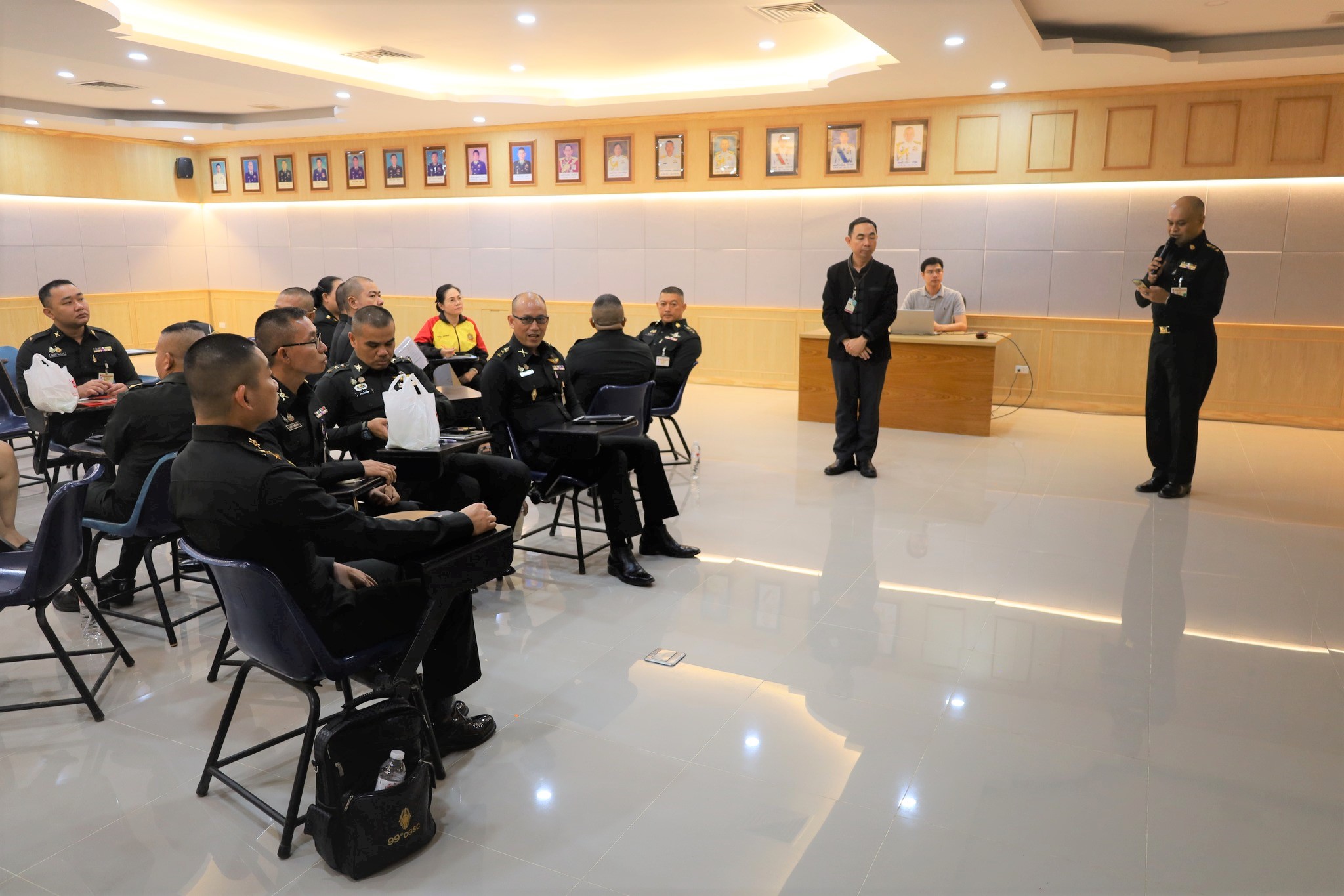 วันที่ 9 เม.ย. 69 / AdvisingSystem
การอบรม เรื่อง "การพัฒนาระบบอาจารย์ที่ปรึกษา การให้คำปรึกษา การประเมินผล และความรับผิดชอบต่อคุณภาพบัณฑิต" แก่อาจารย์ที่ปฏิบัติหน้าที่อาจารย์ที่ปรึกษา สวท.รร.จปร.
เมื่อ วันที่ 9 เม.ย. 69 เวลา 09.00 น. คณะกรรมการพัฒนาระบบอาจารย์ที่ปรึกษา ส่วนวิชาทหาร โรงเรียนนายร้อยพระจุลจอมเกล้า ได้จัดการอบรมเรื่องการพัฒนาระบบอาจารย์ที่ปรึกษา, การให้คำปรึกษา, การประเมินผล และความรับผิดชอบต่อคุณภาพบัณฑิต  แก่อาจารย์ที่ปฏิบัติหน้าที่อาจารย์ที่ปรึกษา โดยมีผู้ช่วยศาสตราจารย์ ดร.สฤษดิ์ ศรีโยธิน รองคณบดีฝ่ายวิชาการ คณะมนุษยศาสตร์และสังคมศาสตร์ มหาวิทยาลัยสวนดุสิต เป็นวิทยากรในการอบรมฯ ณ ห้องประชุม ชั้น 3 สวท.รร.จปร. โดยมี พันเอก จิระเดช  วงศสุวัฒน์ รองผู้อำนวยการ ส่วนวิชาทหาร โรงเรียนนายร้อยพระจุลจอมเกล้า เป็นประธานกล่าวเปิดการอบรมฯ และมอบของที่ระลึกให้กับวิทยากร