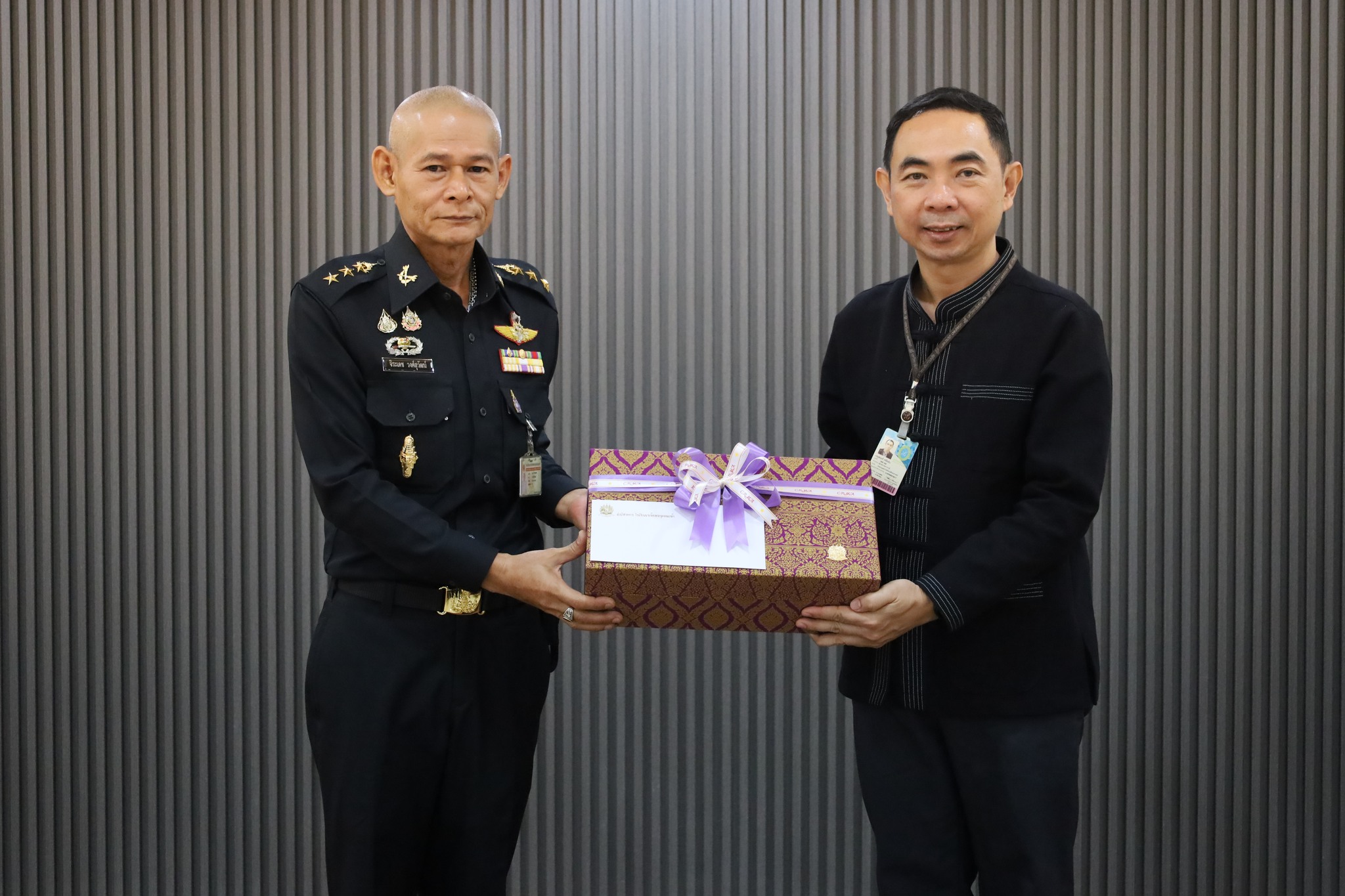 วันที่ 9 เม.ย. 69 / AdvisingSystem
การอบรม เรื่อง "การพัฒนาระบบอาจารย์ที่ปรึกษา การให้คำปรึกษา การประเมินผล และความรับผิดชอบต่อคุณภาพบัณฑิต" แก่อาจารย์ที่ปฏิบัติหน้าที่อาจารย์ที่ปรึกษา สวท.รร.จปร.
เมื่อ วันที่ 9 เม.ย. 69 เวลา 09.00 น. คณะกรรมการพัฒนาระบบอาจารย์ที่ปรึกษา ส่วนวิชาทหาร โรงเรียนนายร้อยพระจุลจอมเกล้า ได้จัดการอบรมเรื่องการพัฒนาระบบอาจารย์ที่ปรึกษา, การให้คำปรึกษา, การประเมินผล และความรับผิดชอบต่อคุณภาพบัณฑิต  แก่อาจารย์ที่ปฏิบัติหน้าที่อาจารย์ที่ปรึกษา โดยมีผู้ช่วยศาสตราจารย์ ดร.สฤษดิ์ ศรีโยธิน รองคณบดีฝ่ายวิชาการ คณะมนุษยศาสตร์และสังคมศาสตร์ มหาวิทยาลัยสวนดุสิต เป็นวิทยากรในการอบรมฯ ณ ห้องประชุม ชั้น 3 สวท.รร.จปร. โดยมี พันเอก จิระเดช  วงศสุวัฒน์ รองผู้อำนวยการ ส่วนวิชาทหาร โรงเรียนนายร้อยพระจุลจอมเกล้า เป็นประธานกล่าวเปิดการอบรมฯ และมอบของที่ระลึกให้กับวิทยากร