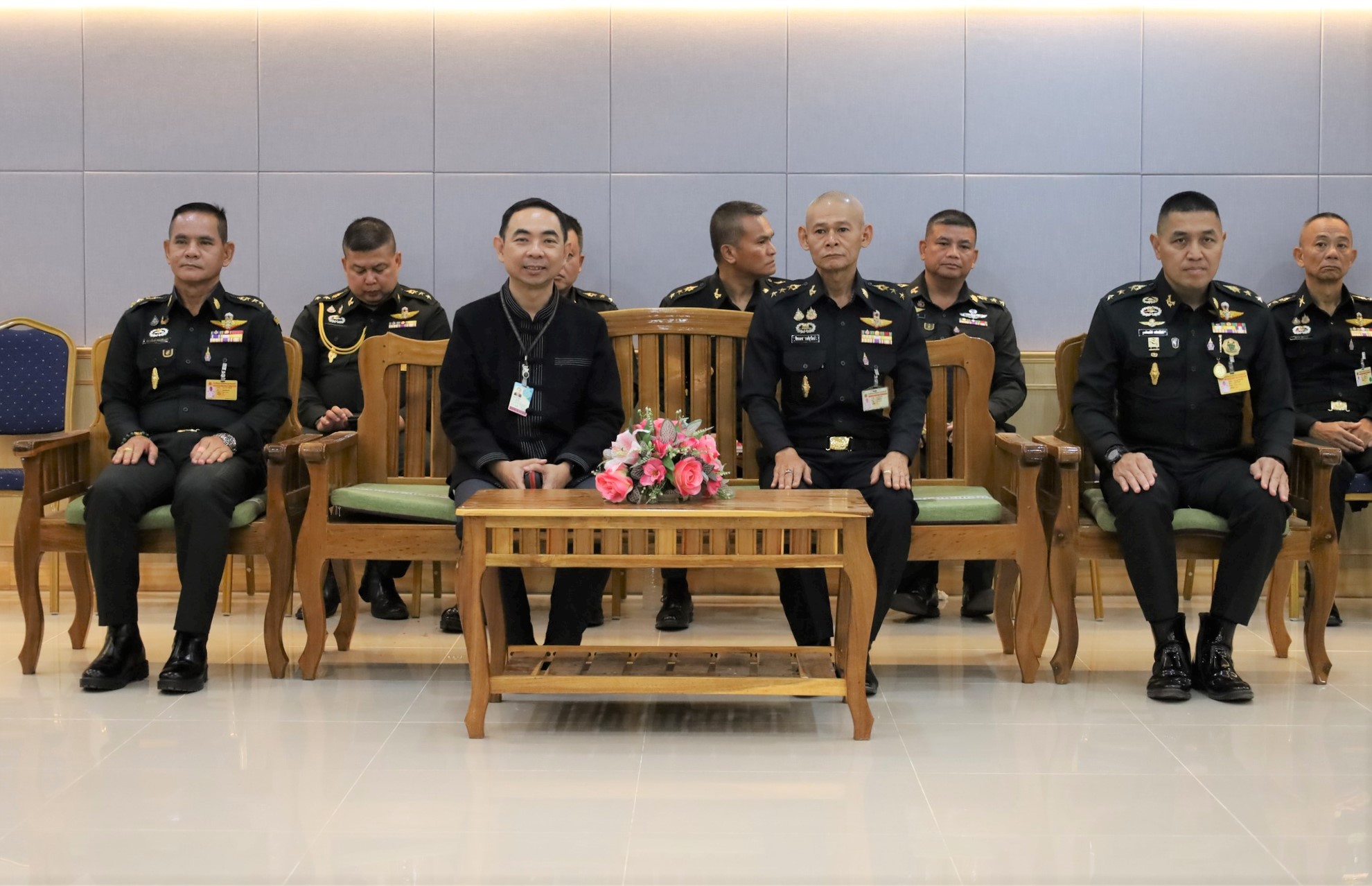 วันที่ 9 เม.ย. 69 / AdvisingSystem
การอบรม เรื่อง "การพัฒนาระบบอาจารย์ที่ปรึกษา การให้คำปรึกษา การประเมินผล และความรับผิดชอบต่อคุณภาพบัณฑิต" แก่อาจารย์ที่ปฏิบัติหน้าที่อาจารย์ที่ปรึกษา สวท.รร.จปร.
เมื่อ วันที่ 9 เม.ย. 69 เวลา 09.00 น. คณะกรรมการพัฒนาระบบอาจารย์ที่ปรึกษา ส่วนวิชาทหาร โรงเรียนนายร้อยพระจุลจอมเกล้า ได้จัดการอบรมเรื่องการพัฒนาระบบอาจารย์ที่ปรึกษา, การให้คำปรึกษา, การประเมินผล และความรับผิดชอบต่อคุณภาพบัณฑิต  แก่อาจารย์ที่ปฏิบัติหน้าที่อาจารย์ที่ปรึกษา โดยมีผู้ช่วยศาสตราจารย์ ดร.สฤษดิ์ ศรีโยธิน รองคณบดีฝ่ายวิชาการ คณะมนุษยศาสตร์และสังคมศาสตร์ มหาวิทยาลัยสวนดุสิต เป็นวิทยากรในการอบรมฯ ณ ห้องประชุม ชั้น 3 สวท.รร.จปร. โดยมี พันเอก จิระเดช  วงศสุวัฒน์ รองผู้อำนวยการ ส่วนวิชาทหาร โรงเรียนนายร้อยพระจุลจอมเกล้า เป็นประธานกล่าวเปิดการอบรมฯ และมอบของที่ระลึกให้กับวิทยากร