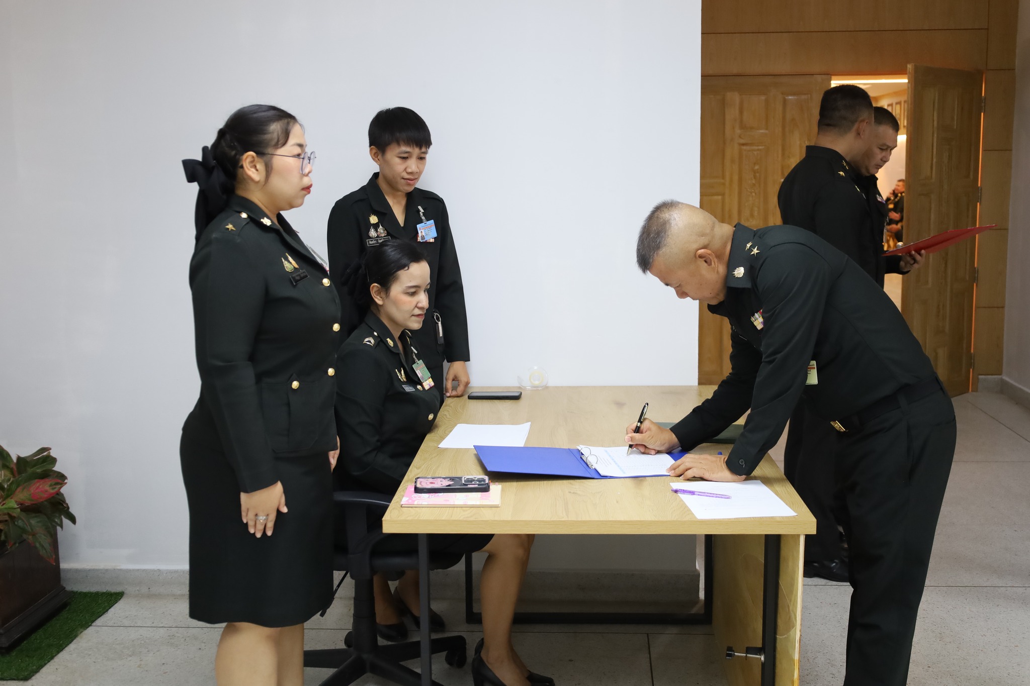 วันที่ 9 เม.ย. 69 / AdvisingSystem
การอบรม เรื่อง "การพัฒนาระบบอาจารย์ที่ปรึกษา การให้คำปรึกษา การประเมินผล และความรับผิดชอบต่อคุณภาพบัณฑิต" แก่อาจารย์ที่ปฏิบัติหน้าที่อาจารย์ที่ปรึกษา สวท.รร.จปร.
เมื่อ วันที่ 9 เม.ย. 69 เวลา 09.00 น. คณะกรรมการพัฒนาระบบอาจารย์ที่ปรึกษา ส่วนวิชาทหาร โรงเรียนนายร้อยพระจุลจอมเกล้า ได้จัดการอบรมเรื่องการพัฒนาระบบอาจารย์ที่ปรึกษา, การให้คำปรึกษา, การประเมินผล และความรับผิดชอบต่อคุณภาพบัณฑิต  แก่อาจารย์ที่ปฏิบัติหน้าที่อาจารย์ที่ปรึกษา โดยมีผู้ช่วยศาสตราจารย์ ดร.สฤษดิ์ ศรีโยธิน รองคณบดีฝ่ายวิชาการ คณะมนุษยศาสตร์และสังคมศาสตร์ มหาวิทยาลัยสวนดุสิต เป็นวิทยากรในการอบรมฯ ณ ห้องประชุม ชั้น 3 สวท.รร.จปร. โดยมี พันเอก จิระเดช  วงศสุวัฒน์ รองผู้อำนวยการ ส่วนวิชาทหาร โรงเรียนนายร้อยพระจุลจอมเกล้า เป็นประธานกล่าวเปิดการอบรมฯ และมอบของที่ระลึกให้กับวิทยากร