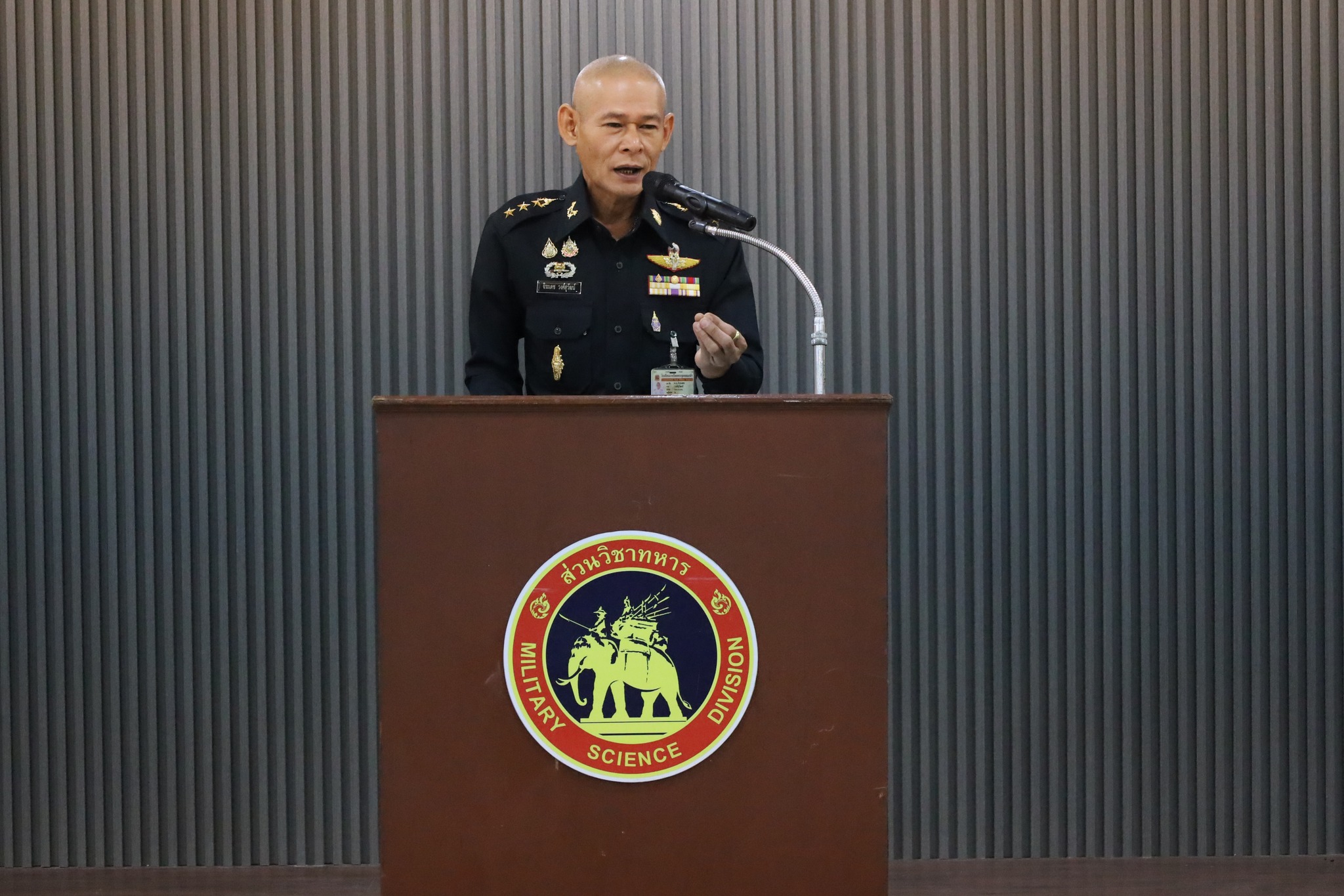 วันที่ 9 เม.ย. 69 / AdvisingSystem
การอบรม เรื่อง "การพัฒนาระบบอาจารย์ที่ปรึกษา การให้คำปรึกษา การประเมินผล และความรับผิดชอบต่อคุณภาพบัณฑิต" แก่อาจารย์ที่ปฏิบัติหน้าที่อาจารย์ที่ปรึกษา สวท.รร.จปร.
เมื่อ วันที่ 9 เม.ย. 69 เวลา 09.00 น. คณะกรรมการพัฒนาระบบอาจารย์ที่ปรึกษา ส่วนวิชาทหาร โรงเรียนนายร้อยพระจุลจอมเกล้า ได้จัดการอบรมเรื่องการพัฒนาระบบอาจารย์ที่ปรึกษา, การให้คำปรึกษา, การประเมินผล และความรับผิดชอบต่อคุณภาพบัณฑิต  แก่อาจารย์ที่ปฏิบัติหน้าที่อาจารย์ที่ปรึกษา โดยมีผู้ช่วยศาสตราจารย์ ดร.สฤษดิ์ ศรีโยธิน รองคณบดีฝ่ายวิชาการ คณะมนุษยศาสตร์และสังคมศาสตร์ มหาวิทยาลัยสวนดุสิต เป็นวิทยากรในการอบรมฯ ณ ห้องประชุม ชั้น 3 สวท.รร.จปร. โดยมี พันเอก จิระเดช  วงศสุวัฒน์ รองผู้อำนวยการ ส่วนวิชาทหาร โรงเรียนนายร้อยพระจุลจอมเกล้า เป็นประธานกล่าวเปิดการอบรมฯ และมอบของที่ระลึกให้กับวิทยากร
