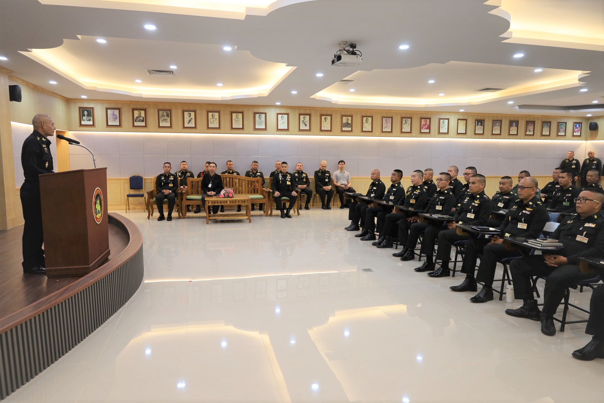 วันที่ 9 เม.ย. 69 / AdvisingSystem
การอบรม เรื่อง "การพัฒนาระบบอาจารย์ที่ปรึกษา การให้คำปรึกษา การประเมินผล และความรับผิดชอบต่อคุณภาพบัณฑิต" แก่อาจารย์ที่ปฏิบัติหน้าที่อาจารย์ที่ปรึกษา สวท.รร.จปร.
เมื่อ วันที่ 9 เม.ย. 69 เวลา 09.00 น. คณะกรรมการพัฒนาระบบอาจารย์ที่ปรึกษา ส่วนวิชาทหาร โรงเรียนนายร้อยพระจุลจอมเกล้า ได้จัดการอบรมเรื่องการพัฒนาระบบอาจารย์ที่ปรึกษา, การให้คำปรึกษา, การประเมินผล และความรับผิดชอบต่อคุณภาพบัณฑิต  แก่อาจารย์ที่ปฏิบัติหน้าที่อาจารย์ที่ปรึกษา โดยมีผู้ช่วยศาสตราจารย์ ดร.สฤษดิ์ ศรีโยธิน รองคณบดีฝ่ายวิชาการ คณะมนุษยศาสตร์และสังคมศาสตร์ มหาวิทยาลัยสวนดุสิต เป็นวิทยากรในการอบรมฯ ณ ห้องประชุม ชั้น 3 สวท.รร.จปร. โดยมี พันเอก จิระเดช  วงศสุวัฒน์ รองผู้อำนวยการ ส่วนวิชาทหาร โรงเรียนนายร้อยพระจุลจอมเกล้า เป็นประธานกล่าวเปิดการอบรมฯ และมอบของที่ระลึกให้กับวิทยากร