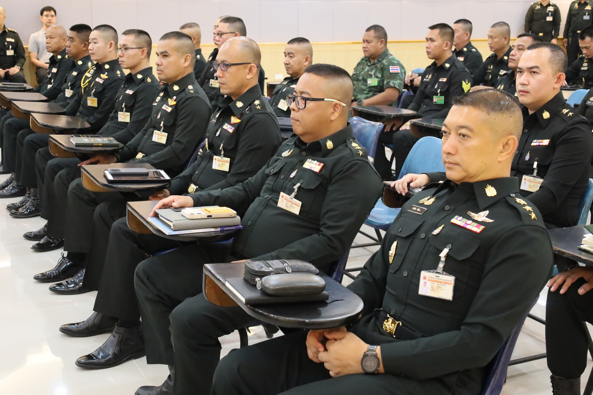 วันที่ 9 เม.ย. 69 / AdvisingSystem
การอบรม เรื่อง "การพัฒนาระบบอาจารย์ที่ปรึกษา การให้คำปรึกษา การประเมินผล และความรับผิดชอบต่อคุณภาพบัณฑิต" แก่อาจารย์ที่ปฏิบัติหน้าที่อาจารย์ที่ปรึกษา สวท.รร.จปร.
เมื่อ วันที่ 9 เม.ย. 69 เวลา 09.00 น. คณะกรรมการพัฒนาระบบอาจารย์ที่ปรึกษา ส่วนวิชาทหาร โรงเรียนนายร้อยพระจุลจอมเกล้า ได้จัดการอบรมเรื่องการพัฒนาระบบอาจารย์ที่ปรึกษา, การให้คำปรึกษา, การประเมินผล และความรับผิดชอบต่อคุณภาพบัณฑิต  แก่อาจารย์ที่ปฏิบัติหน้าที่อาจารย์ที่ปรึกษา โดยมีผู้ช่วยศาสตราจารย์ ดร.สฤษดิ์ ศรีโยธิน รองคณบดีฝ่ายวิชาการ คณะมนุษยศาสตร์และสังคมศาสตร์ มหาวิทยาลัยสวนดุสิต เป็นวิทยากรในการอบรมฯ ณ ห้องประชุม ชั้น 3 สวท.รร.จปร. โดยมี พันเอก จิระเดช  วงศสุวัฒน์ รองผู้อำนวยการ ส่วนวิชาทหาร โรงเรียนนายร้อยพระจุลจอมเกล้า เป็นประธานกล่าวเปิดการอบรมฯ และมอบของที่ระลึกให้กับวิทยากร