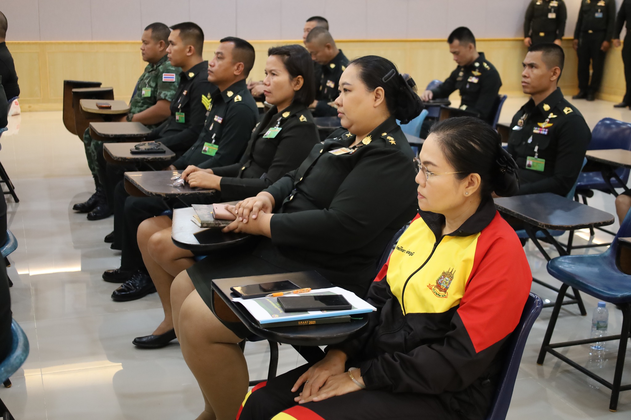 วันที่ 9 เม.ย. 69 / AdvisingSystem
การอบรม เรื่อง "การพัฒนาระบบอาจารย์ที่ปรึกษา การให้คำปรึกษา การประเมินผล และความรับผิดชอบต่อคุณภาพบัณฑิต" แก่อาจารย์ที่ปฏิบัติหน้าที่อาจารย์ที่ปรึกษา สวท.รร.จปร.
เมื่อ วันที่ 9 เม.ย. 69 เวลา 09.00 น. คณะกรรมการพัฒนาระบบอาจารย์ที่ปรึกษา ส่วนวิชาทหาร โรงเรียนนายร้อยพระจุลจอมเกล้า ได้จัดการอบรมเรื่องการพัฒนาระบบอาจารย์ที่ปรึกษา, การให้คำปรึกษา, การประเมินผล และความรับผิดชอบต่อคุณภาพบัณฑิต  แก่อาจารย์ที่ปฏิบัติหน้าที่อาจารย์ที่ปรึกษา โดยมีผู้ช่วยศาสตราจารย์ ดร.สฤษดิ์ ศรีโยธิน รองคณบดีฝ่ายวิชาการ คณะมนุษยศาสตร์และสังคมศาสตร์ มหาวิทยาลัยสวนดุสิต เป็นวิทยากรในการอบรมฯ ณ ห้องประชุม ชั้น 3 สวท.รร.จปร. โดยมี พันเอก จิระเดช  วงศสุวัฒน์ รองผู้อำนวยการ ส่วนวิชาทหาร โรงเรียนนายร้อยพระจุลจอมเกล้า เป็นประธานกล่าวเปิดการอบรมฯ และมอบของที่ระลึกให้กับวิทยากร