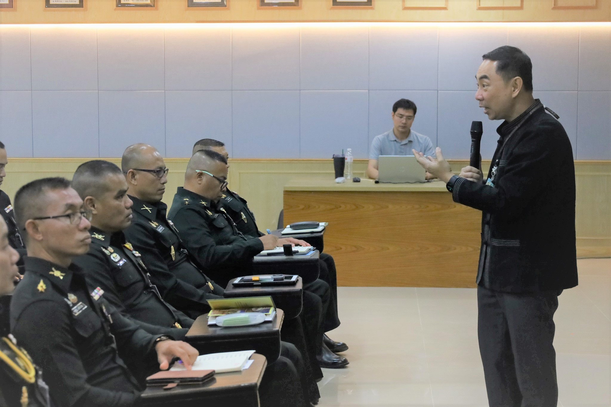 วันที่ 9 เม.ย. 69 / AdvisingSystem
การอบรม เรื่อง "การพัฒนาระบบอาจารย์ที่ปรึกษา การให้คำปรึกษา การประเมินผล และความรับผิดชอบต่อคุณภาพบัณฑิต" แก่อาจารย์ที่ปฏิบัติหน้าที่อาจารย์ที่ปรึกษา สวท.รร.จปร.
เมื่อ วันที่ 9 เม.ย. 69 เวลา 09.00 น. คณะกรรมการพัฒนาระบบอาจารย์ที่ปรึกษา ส่วนวิชาทหาร โรงเรียนนายร้อยพระจุลจอมเกล้า ได้จัดการอบรมเรื่องการพัฒนาระบบอาจารย์ที่ปรึกษา, การให้คำปรึกษา, การประเมินผล และความรับผิดชอบต่อคุณภาพบัณฑิต  แก่อาจารย์ที่ปฏิบัติหน้าที่อาจารย์ที่ปรึกษา โดยมีผู้ช่วยศาสตราจารย์ ดร.สฤษดิ์ ศรีโยธิน รองคณบดีฝ่ายวิชาการ คณะมนุษยศาสตร์และสังคมศาสตร์ มหาวิทยาลัยสวนดุสิต เป็นวิทยากรในการอบรมฯ ณ ห้องประชุม ชั้น 3 สวท.รร.จปร. โดยมี พันเอก จิระเดช  วงศสุวัฒน์ รองผู้อำนวยการ ส่วนวิชาทหาร โรงเรียนนายร้อยพระจุลจอมเกล้า เป็นประธานกล่าวเปิดการอบรมฯ และมอบของที่ระลึกให้กับวิทยากร