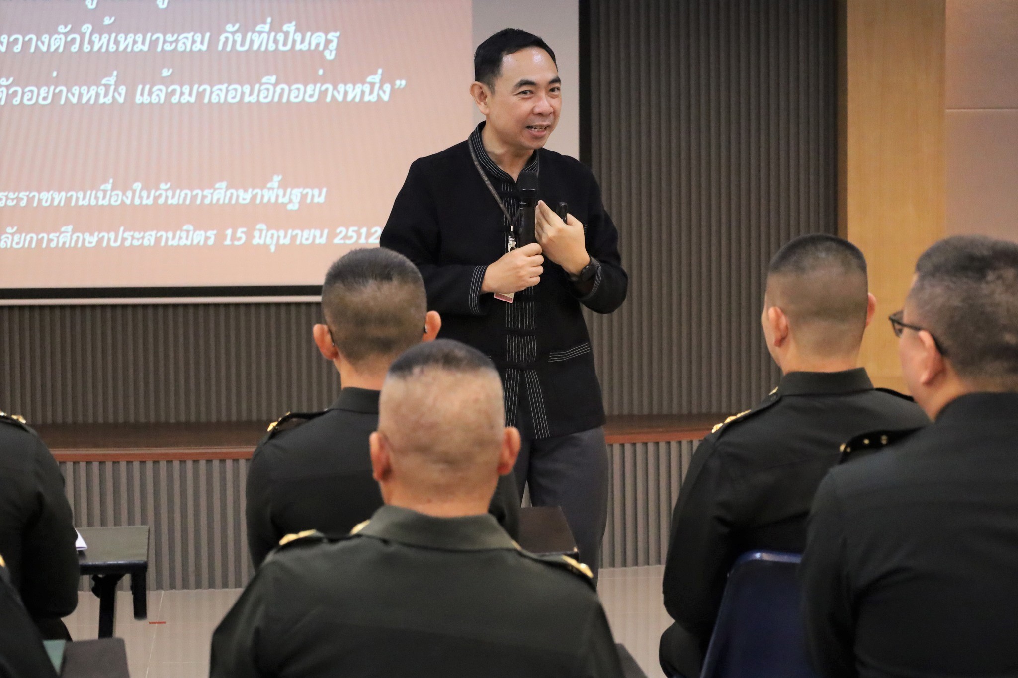วันที่ 9 เม.ย. 69 / AdvisingSystem
การอบรม เรื่อง "การพัฒนาระบบอาจารย์ที่ปรึกษา การให้คำปรึกษา การประเมินผล และความรับผิดชอบต่อคุณภาพบัณฑิต" แก่อาจารย์ที่ปฏิบัติหน้าที่อาจารย์ที่ปรึกษา สวท.รร.จปร.
เมื่อ วันที่ 9 เม.ย. 69 เวลา 09.00 น. คณะกรรมการพัฒนาระบบอาจารย์ที่ปรึกษา ส่วนวิชาทหาร โรงเรียนนายร้อยพระจุลจอมเกล้า ได้จัดการอบรมเรื่องการพัฒนาระบบอาจารย์ที่ปรึกษา, การให้คำปรึกษา, การประเมินผล และความรับผิดชอบต่อคุณภาพบัณฑิต  แก่อาจารย์ที่ปฏิบัติหน้าที่อาจารย์ที่ปรึกษา โดยมีผู้ช่วยศาสตราจารย์ ดร.สฤษดิ์ ศรีโยธิน รองคณบดีฝ่ายวิชาการ คณะมนุษยศาสตร์และสังคมศาสตร์ มหาวิทยาลัยสวนดุสิต เป็นวิทยากรในการอบรมฯ ณ ห้องประชุม ชั้น 3 สวท.รร.จปร. โดยมี พันเอก จิระเดช  วงศสุวัฒน์ รองผู้อำนวยการ ส่วนวิชาทหาร โรงเรียนนายร้อยพระจุลจอมเกล้า เป็นประธานกล่าวเปิดการอบรมฯ และมอบของที่ระลึกให้กับวิทยากร