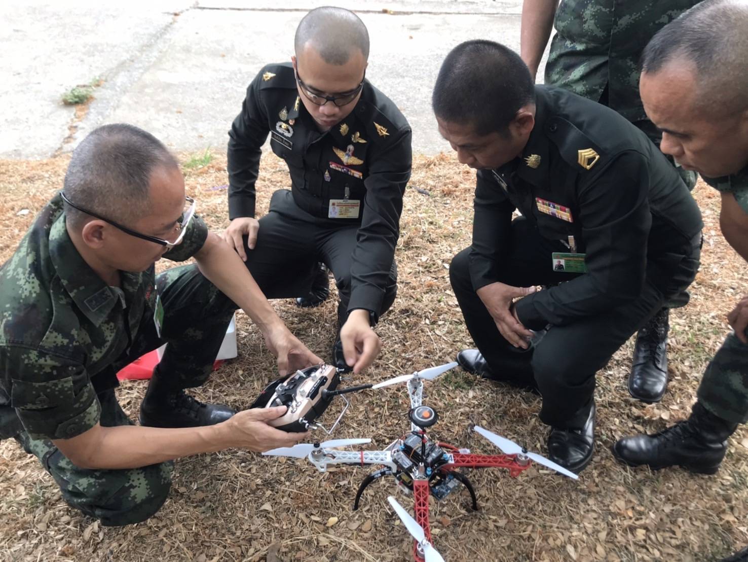 วันที่ 21 - 23 เม.ย. 69 /UAS/31
การจัดการอบรมโครงการ Unit school เรื่อง การฝึกการปฏิบัติการอากาศยานไร้คนขับ ให้กับอาจารย์ และครูฝึก สวท.รร.จปร.

เมื่อ วันที่ 21 เม.ย. 69 เวลา 09.00 น. กสสก.สวท.รร.จปร. จัดการอบรมโครงการ Unit school เรื่อง การฝึกการปฏิบัติการอากาศยานไร้คนขับ ให้กับอาจารย์ และครูฝึก สวท.รร.จปร.  โดยมี พันเอก จิระเดช  วงศสุวัฒน์ รองผู้อำนวยการ ส่วนวิชาทหาร โรงเรียนนายร้อยพระจุลจอมเกล้า เป็นประธานกล่าวเปิดการอบรมฯ หัวข้อในการฝึกอบรมฯดังนี้
1. การเรียนรู้การใช้งานเบื้องต้น
2. การตรวจเช็คซ่อมบำรุงส่วนประกอบ
3.  การ Pre-Flight Checklist 
4. การเรียนรู้การฝึกทดสอบบินโดยใช้โปรแกรม Simulator
5. การเรียนรู้และการทดสอบบินอากาศยานไร้คนขับ