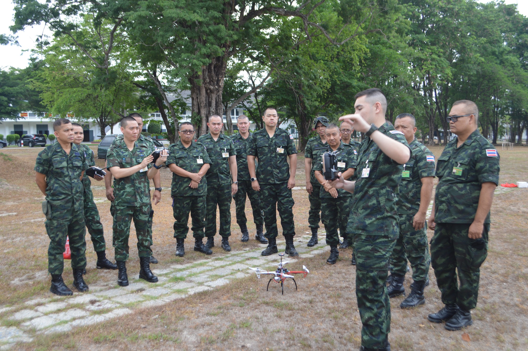 วันที่ 21 - 23 เม.ย. 69 /UAS/31
การจัดการอบรมโครงการ Unit school เรื่อง การฝึกการปฏิบัติการอากาศยานไร้คนขับ ให้กับอาจารย์ และครูฝึก สวท.รร.จปร.

เมื่อ วันที่ 21 เม.ย. 69 เวลา 09.00 น. กสสก.สวท.รร.จปร. จัดการอบรมโครงการ Unit school เรื่อง การฝึกการปฏิบัติการอากาศยานไร้คนขับ ให้กับอาจารย์ และครูฝึก สวท.รร.จปร.  โดยมี พันเอก จิระเดช  วงศสุวัฒน์ รองผู้อำนวยการ ส่วนวิชาทหาร โรงเรียนนายร้อยพระจุลจอมเกล้า เป็นประธานกล่าวเปิดการอบรมฯ หัวข้อในการฝึกอบรมฯดังนี้
1. การเรียนรู้การใช้งานเบื้องต้น
2. การตรวจเช็คซ่อมบำรุงส่วนประกอบ
3.  การ Pre-Flight Checklist 
4. การเรียนรู้การฝึกทดสอบบินโดยใช้โปรแกรม Simulator
5. การเรียนรู้และการทดสอบบินอากาศยานไร้คนขับ