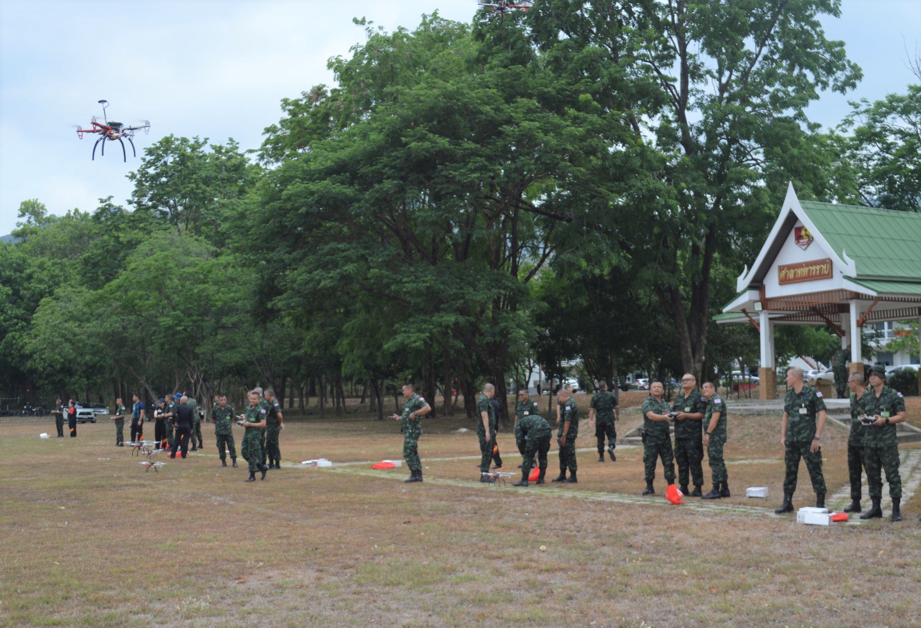 วันที่ 21 - 23 เม.ย. 69 /UAS/31
การจัดการอบรมโครงการ Unit school เรื่อง การฝึกการปฏิบัติการอากาศยานไร้คนขับ ให้กับอาจารย์ และครูฝึก สวท.รร.จปร.

เมื่อ วันที่ 21 เม.ย. 69 เวลา 09.00 น. กสสก.สวท.รร.จปร. จัดการอบรมโครงการ Unit school เรื่อง การฝึกการปฏิบัติการอากาศยานไร้คนขับ ให้กับอาจารย์ และครูฝึก สวท.รร.จปร.  โดยมี พันเอก จิระเดช  วงศสุวัฒน์ รองผู้อำนวยการ ส่วนวิชาทหาร โรงเรียนนายร้อยพระจุลจอมเกล้า เป็นประธานกล่าวเปิดการอบรมฯ หัวข้อในการฝึกอบรมฯดังนี้
1. การเรียนรู้การใช้งานเบื้องต้น
2. การตรวจเช็คซ่อมบำรุงส่วนประกอบ
3.  การ Pre-Flight Checklist 
4. การเรียนรู้การฝึกทดสอบบินโดยใช้โปรแกรม Simulator
5. การเรียนรู้และการทดสอบบินอากาศยานไร้คนขับ