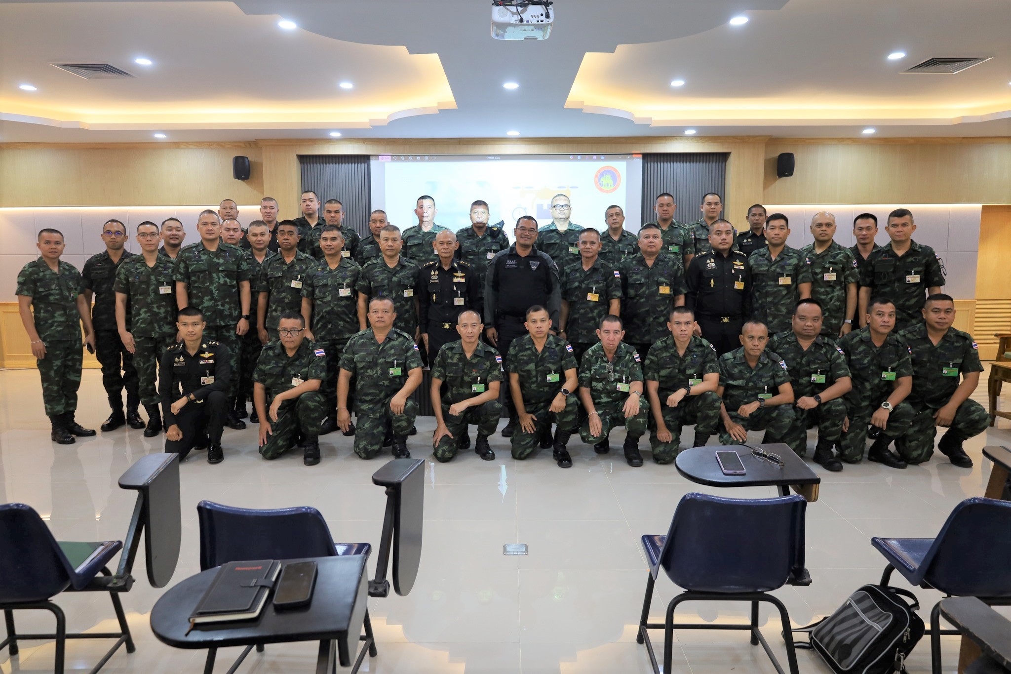 วันที่ 21 - 23 เม.ย. 69 /UAS/31
การจัดการอบรมโครงการ Unit school เรื่อง การฝึกการปฏิบัติการอากาศยานไร้คนขับ ให้กับอาจารย์ และครูฝึก สวท.รร.จปร.

เมื่อ วันที่ 21 เม.ย. 69 เวลา 09.00 น. กสสก.สวท.รร.จปร. จัดการอบรมโครงการ Unit school เรื่อง การฝึกการปฏิบัติการอากาศยานไร้คนขับ ให้กับอาจารย์ และครูฝึก สวท.รร.จปร.  โดยมี พันเอก จิระเดช  วงศสุวัฒน์ รองผู้อำนวยการ ส่วนวิชาทหาร โรงเรียนนายร้อยพระจุลจอมเกล้า เป็นประธานกล่าวเปิดการอบรมฯ หัวข้อในการฝึกอบรมฯดังนี้
1. การเรียนรู้การใช้งานเบื้องต้น
2. การตรวจเช็คซ่อมบำรุงส่วนประกอบ
3.  การ Pre-Flight Checklist 
4. การเรียนรู้การฝึกทดสอบบินโดยใช้โปรแกรม Simulator
5. การเรียนรู้และการทดสอบบินอากาศยานไร้คนขับ