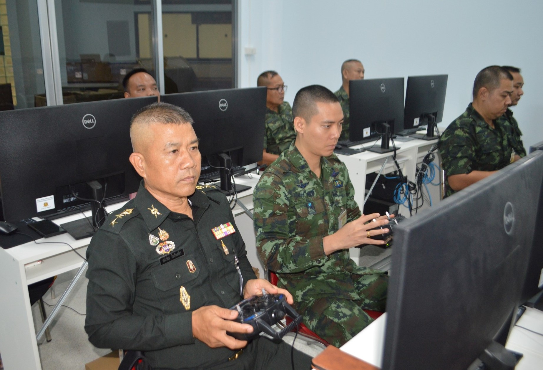 วันที่ 21 - 23 เม.ย. 69 /UAS/31
การจัดการอบรมโครงการ Unit school เรื่อง การฝึกการปฏิบัติการอากาศยานไร้คนขับ ให้กับอาจารย์ และครูฝึก สวท.รร.จปร.

เมื่อ วันที่ 21 เม.ย. 69 เวลา 09.00 น. กสสก.สวท.รร.จปร. จัดการอบรมโครงการ Unit school เรื่อง การฝึกการปฏิบัติการอากาศยานไร้คนขับ ให้กับอาจารย์ และครูฝึก สวท.รร.จปร.  โดยมี พันเอก จิระเดช  วงศสุวัฒน์ รองผู้อำนวยการ ส่วนวิชาทหาร โรงเรียนนายร้อยพระจุลจอมเกล้า เป็นประธานกล่าวเปิดการอบรมฯ หัวข้อในการฝึกอบรมฯดังนี้
1. การเรียนรู้การใช้งานเบื้องต้น
2. การตรวจเช็คซ่อมบำรุงส่วนประกอบ
3.  การ Pre-Flight Checklist 
4. การเรียนรู้การฝึกทดสอบบินโดยใช้โปรแกรม Simulator
5. การเรียนรู้และการทดสอบบินอากาศยานไร้คนขับ