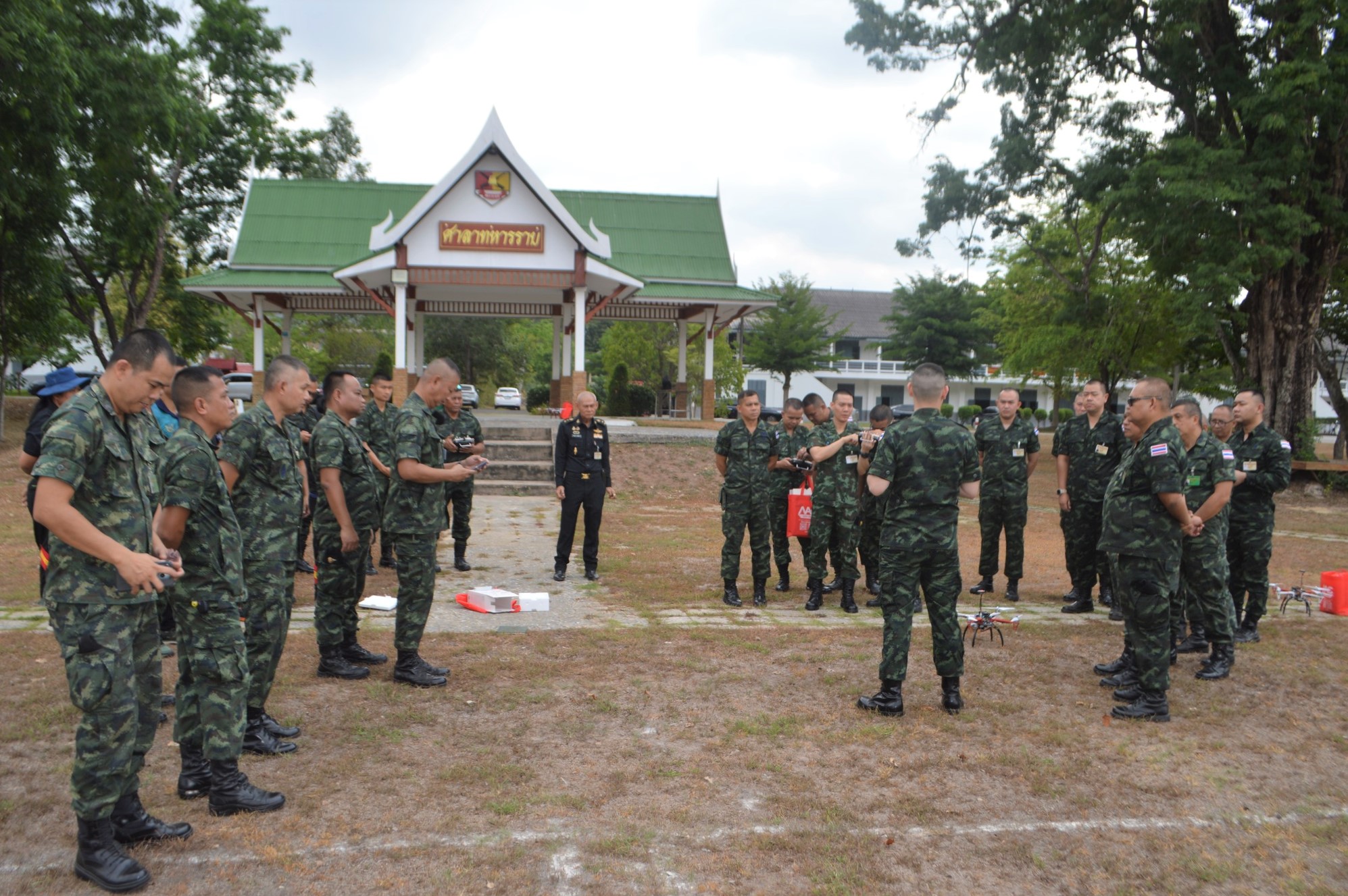 วันที่ 21 - 23 เม.ย. 69 /UAS/31
การจัดการอบรมโครงการ Unit school เรื่อง การฝึกการปฏิบัติการอากาศยานไร้คนขับ ให้กับอาจารย์ และครูฝึก สวท.รร.จปร.

เมื่อ วันที่ 21 เม.ย. 69 เวลา 09.00 น. กสสก.สวท.รร.จปร. จัดการอบรมโครงการ Unit school เรื่อง การฝึกการปฏิบัติการอากาศยานไร้คนขับ ให้กับอาจารย์ และครูฝึก สวท.รร.จปร.  โดยมี พันเอก จิระเดช  วงศสุวัฒน์ รองผู้อำนวยการ ส่วนวิชาทหาร โรงเรียนนายร้อยพระจุลจอมเกล้า เป็นประธานกล่าวเปิดการอบรมฯ หัวข้อในการฝึกอบรมฯดังนี้
1. การเรียนรู้การใช้งานเบื้องต้น
2. การตรวจเช็คซ่อมบำรุงส่วนประกอบ
3.  การ Pre-Flight Checklist 
4. การเรียนรู้การฝึกทดสอบบินโดยใช้โปรแกรม Simulator
5. การเรียนรู้และการทดสอบบินอากาศยานไร้คนขับ