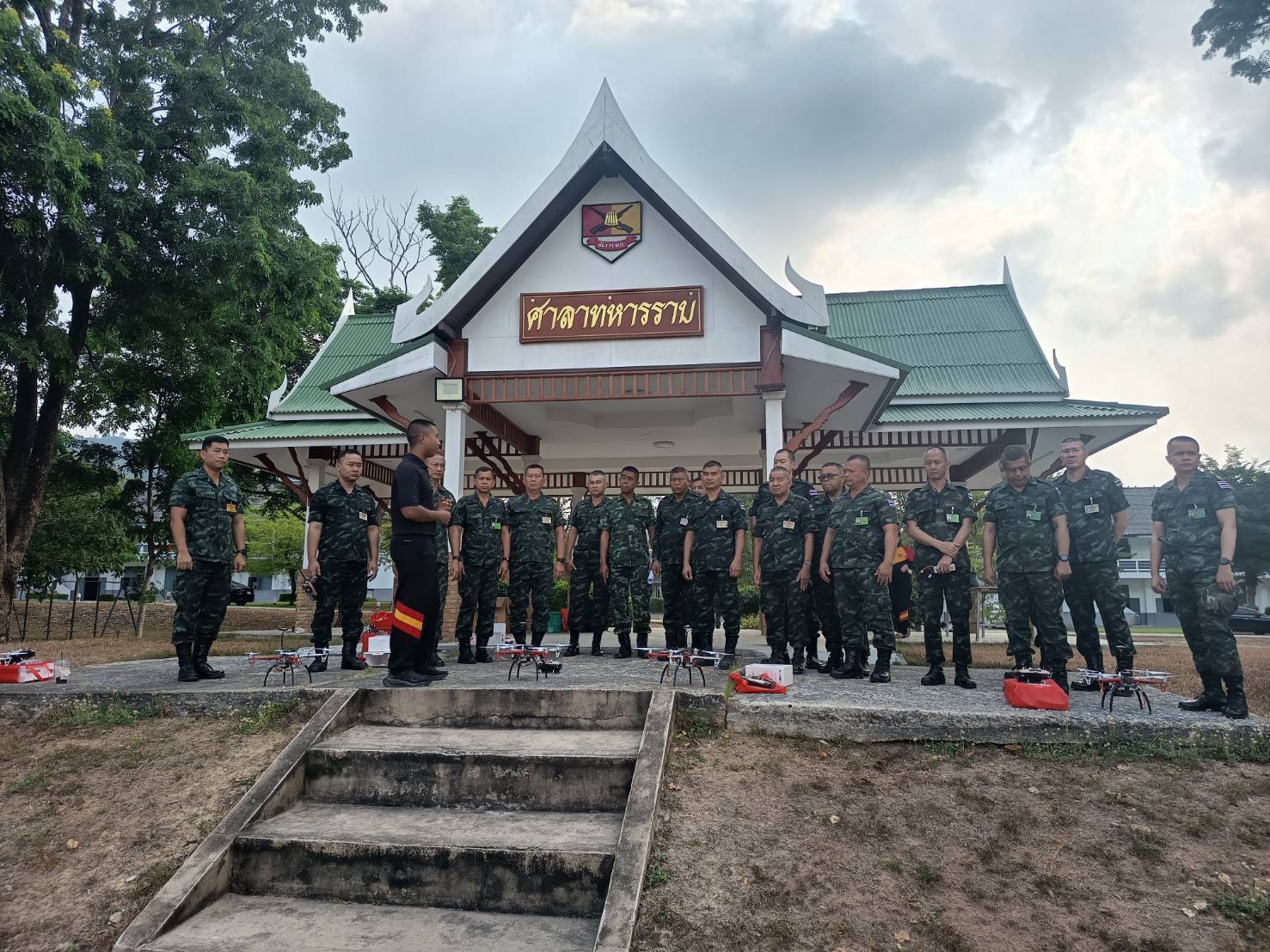 วันที่ 21 - 23 เม.ย. 69 /UAS/31
การจัดการอบรมโครงการ Unit school เรื่อง การฝึกการปฏิบัติการอากาศยานไร้คนขับ ให้กับอาจารย์ และครูฝึก สวท.รร.จปร.

เมื่อ วันที่ 21 เม.ย. 69 เวลา 09.00 น. กสสก.สวท.รร.จปร. จัดการอบรมโครงการ Unit school เรื่อง การฝึกการปฏิบัติการอากาศยานไร้คนขับ ให้กับอาจารย์ และครูฝึก สวท.รร.จปร.  โดยมี พันเอก จิระเดช  วงศสุวัฒน์ รองผู้อำนวยการ ส่วนวิชาทหาร โรงเรียนนายร้อยพระจุลจอมเกล้า เป็นประธานกล่าวเปิดการอบรมฯ หัวข้อในการฝึกอบรมฯดังนี้
1. การเรียนรู้การใช้งานเบื้องต้น
2. การตรวจเช็คซ่อมบำรุงส่วนประกอบ
3.  การ Pre-Flight Checklist 
4. การเรียนรู้การฝึกทดสอบบินโดยใช้โปรแกรม Simulator
5. การเรียนรู้และการทดสอบบินอากาศยานไร้คนขับ