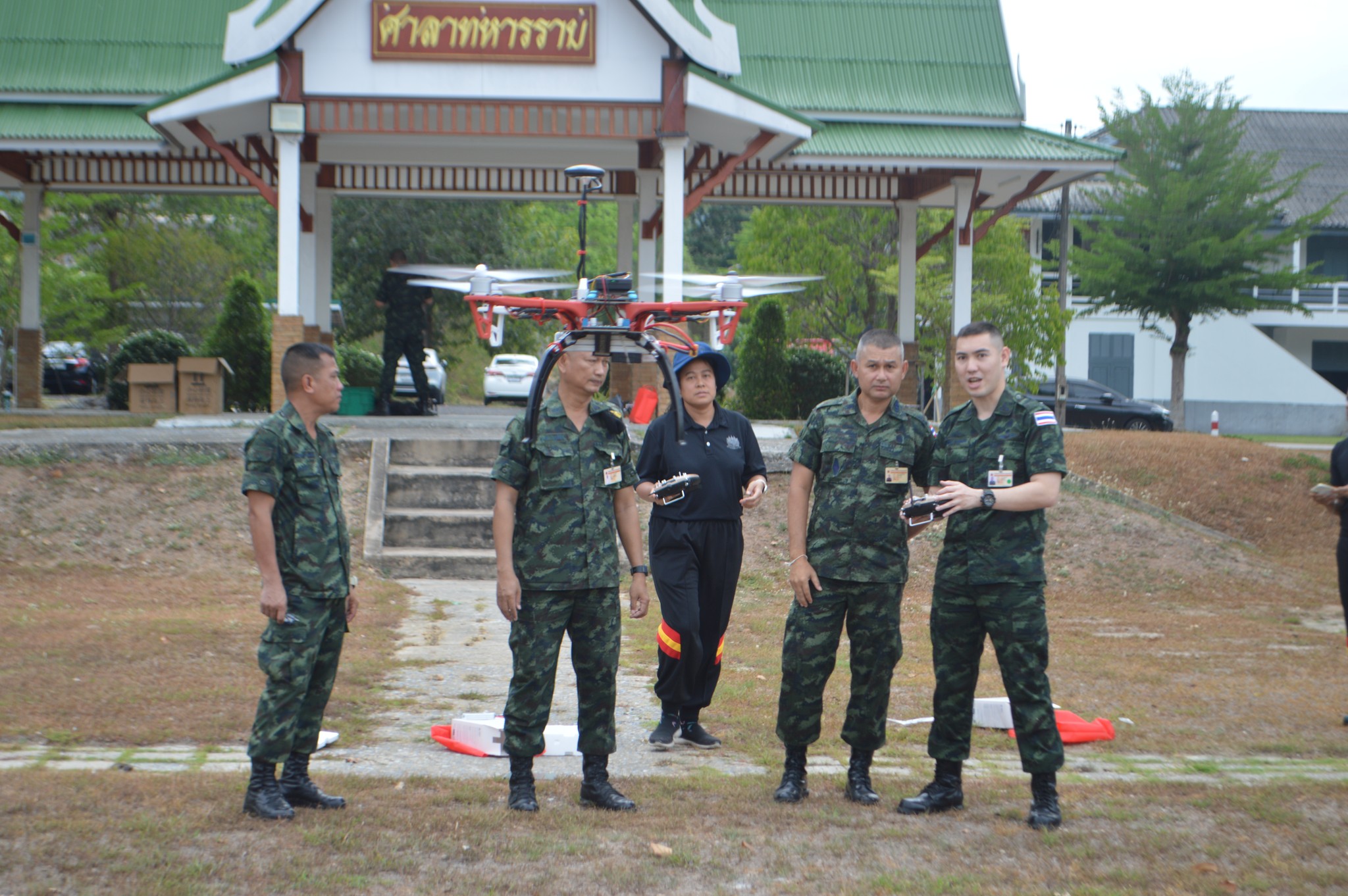 วันที่ 21 - 23 เม.ย. 69 /UAS/31
การจัดการอบรมโครงการ Unit school เรื่อง การฝึกการปฏิบัติการอากาศยานไร้คนขับ ให้กับอาจารย์ และครูฝึก สวท.รร.จปร.

เมื่อ วันที่ 21 เม.ย. 69 เวลา 09.00 น. กสสก.สวท.รร.จปร. จัดการอบรมโครงการ Unit school เรื่อง การฝึกการปฏิบัติการอากาศยานไร้คนขับ ให้กับอาจารย์ และครูฝึก สวท.รร.จปร.  โดยมี พันเอก จิระเดช  วงศสุวัฒน์ รองผู้อำนวยการ ส่วนวิชาทหาร โรงเรียนนายร้อยพระจุลจอมเกล้า เป็นประธานกล่าวเปิดการอบรมฯ หัวข้อในการฝึกอบรมฯดังนี้
1. การเรียนรู้การใช้งานเบื้องต้น
2. การตรวจเช็คซ่อมบำรุงส่วนประกอบ
3.  การ Pre-Flight Checklist 
4. การเรียนรู้การฝึกทดสอบบินโดยใช้โปรแกรม Simulator
5. การเรียนรู้และการทดสอบบินอากาศยานไร้คนขับ