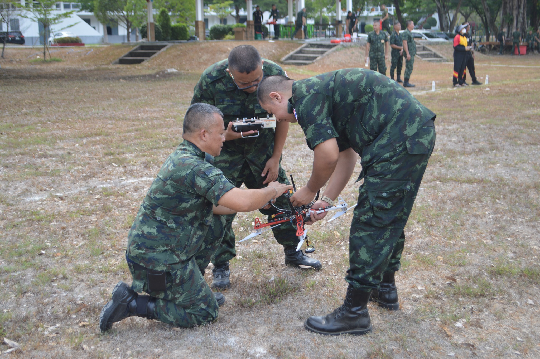 วันที่ 21 - 23 เม.ย. 69 /UAS/31
การจัดการอบรมโครงการ Unit school เรื่อง การฝึกการปฏิบัติการอากาศยานไร้คนขับ ให้กับอาจารย์ และครูฝึก สวท.รร.จปร.

เมื่อ วันที่ 21 เม.ย. 69 เวลา 09.00 น. กสสก.สวท.รร.จปร. จัดการอบรมโครงการ Unit school เรื่อง การฝึกการปฏิบัติการอากาศยานไร้คนขับ ให้กับอาจารย์ และครูฝึก สวท.รร.จปร.  โดยมี พันเอก จิระเดช  วงศสุวัฒน์ รองผู้อำนวยการ ส่วนวิชาทหาร โรงเรียนนายร้อยพระจุลจอมเกล้า เป็นประธานกล่าวเปิดการอบรมฯ หัวข้อในการฝึกอบรมฯดังนี้
1. การเรียนรู้การใช้งานเบื้องต้น
2. การตรวจเช็คซ่อมบำรุงส่วนประกอบ
3.  การ Pre-Flight Checklist 
4. การเรียนรู้การฝึกทดสอบบินโดยใช้โปรแกรม Simulator
5. การเรียนรู้และการทดสอบบินอากาศยานไร้คนขับ