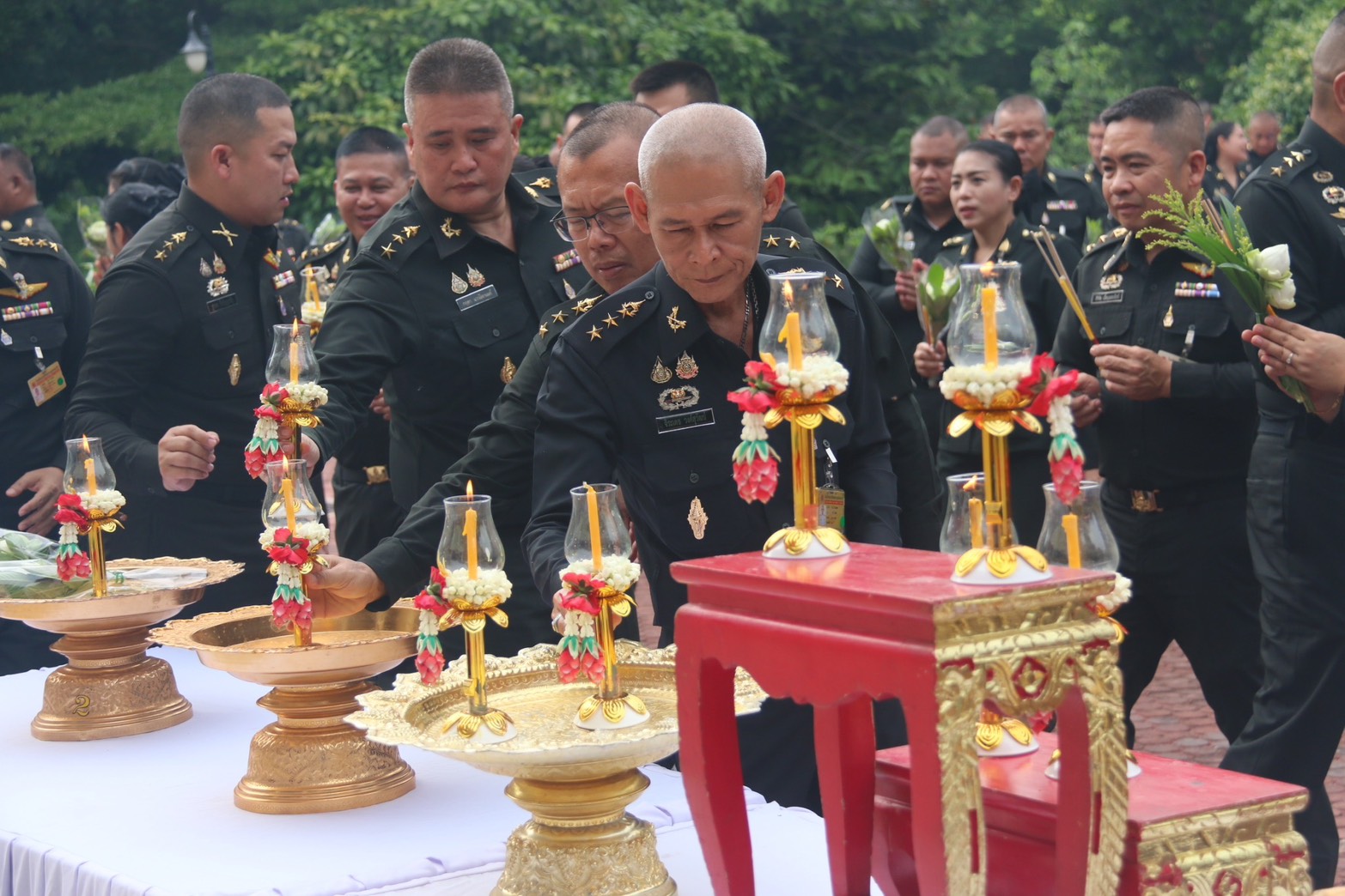 29 พ.ค. 69 /Visakhabucha69/ เนื่องในวันวิสาขบูชาโรงเรียนนายร้อยพระจุลจอมเกล้า จัดกิจกรรมเวียนเทียน ฟังธรรม ณ พุทธศาสนสถานโรงเรียนนายร้อยพระจุลจอมเกล้า นำโดย ผู้บัญชาการโรงเรียนนายร้อยพระจุลจอมเกล้า พร้อมด้วย ผู้อำนวยการส่วนวิชาทหาร นายทหารชั้นผู้ใหญ่ และกำลังพล โรงเรียนนายร้อยพระจุลจอมเกล้าเข้าร่วมพิธี