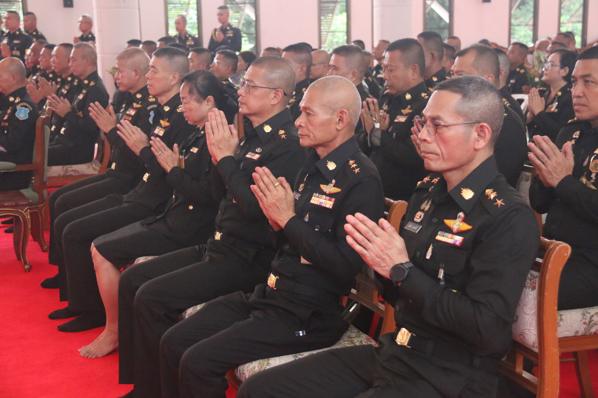 29 พ.ค. 69 /Visakhabucha69/ เนื่องในวันวิสาขบูชาโรงเรียนนายร้อยพระจุลจอมเกล้า จัดกิจกรรมเวียนเทียน ฟังธรรม ณ พุทธศาสนสถานโรงเรียนนายร้อยพระจุลจอมเกล้า นำโดย ผู้บัญชาการโรงเรียนนายร้อยพระจุลจอมเกล้า พร้อมด้วย ผู้อำนวยการส่วนวิชาทหาร นายทหารชั้นผู้ใหญ่ และกำลังพล โรงเรียนนายร้อยพระจุลจอมเกล้าเข้าร่วมพิธี