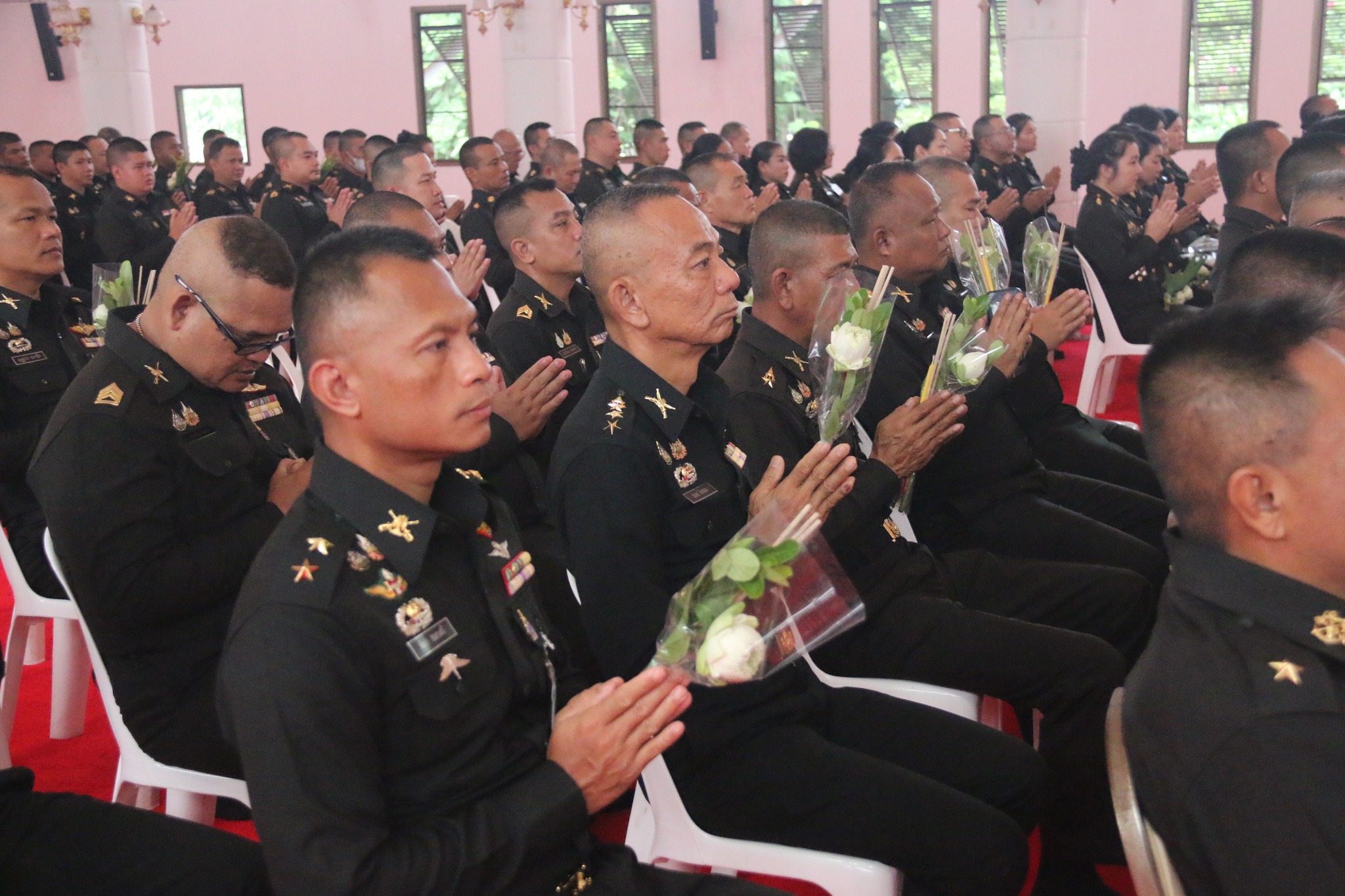 29 พ.ค. 69 /Visakhabucha69/ เนื่องในวันวิสาขบูชาโรงเรียนนายร้อยพระจุลจอมเกล้า จัดกิจกรรมเวียนเทียน ฟังธรรม ณ พุทธศาสนสถานโรงเรียนนายร้อยพระจุลจอมเกล้า นำโดย ผู้บัญชาการโรงเรียนนายร้อยพระจุลจอมเกล้า พร้อมด้วย ผู้อำนวยการส่วนวิชาทหาร นายทหารชั้นผู้ใหญ่ และกำลังพล โรงเรียนนายร้อยพระจุลจอมเกล้าเข้าร่วมพิธี