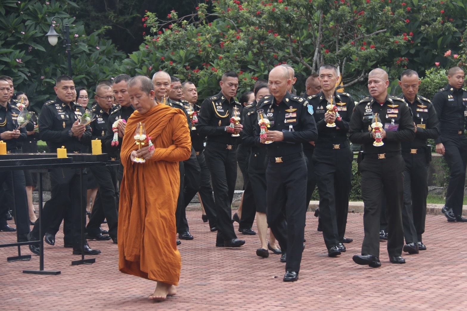29 พ.ค. 69 /Visakhabucha69/ เนื่องในวันวิสาขบูชาโรงเรียนนายร้อยพระจุลจอมเกล้า จัดกิจกรรมเวียนเทียน ฟังธรรม ณ พุทธศาสนสถานโรงเรียนนายร้อยพระจุลจอมเกล้า นำโดย ผู้บัญชาการโรงเรียนนายร้อยพระจุลจอมเกล้า พร้อมด้วย ผู้อำนวยการส่วนวิชาทหาร นายทหารชั้นผู้ใหญ่ และกำลังพล โรงเรียนนายร้อยพระจุลจอมเกล้าเข้าร่วมพิธี